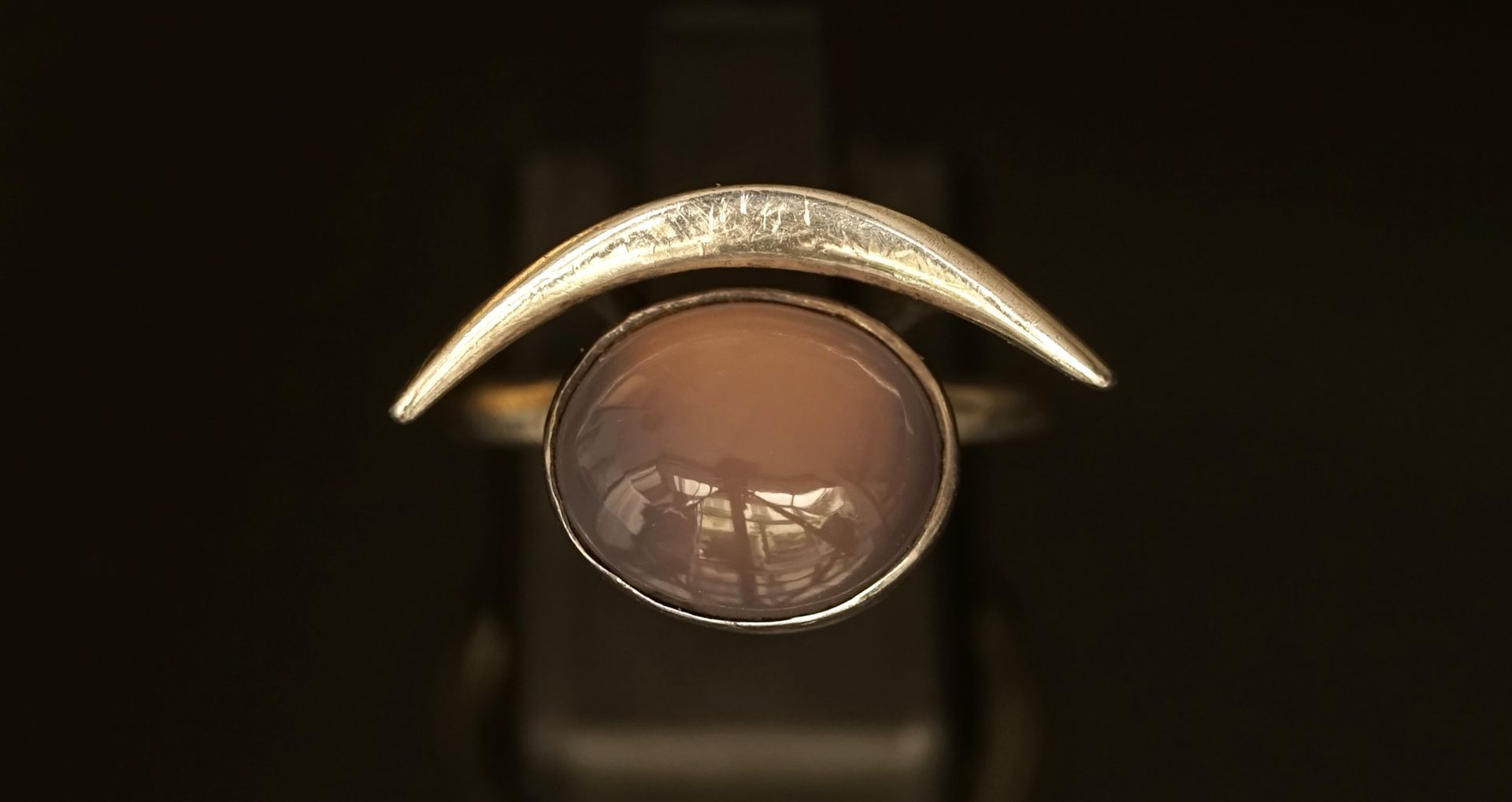 Null 925/°°银制现代主义戒指，镶嵌凸圆形月光石。约1970年。TD: 51, PB: 4.3g