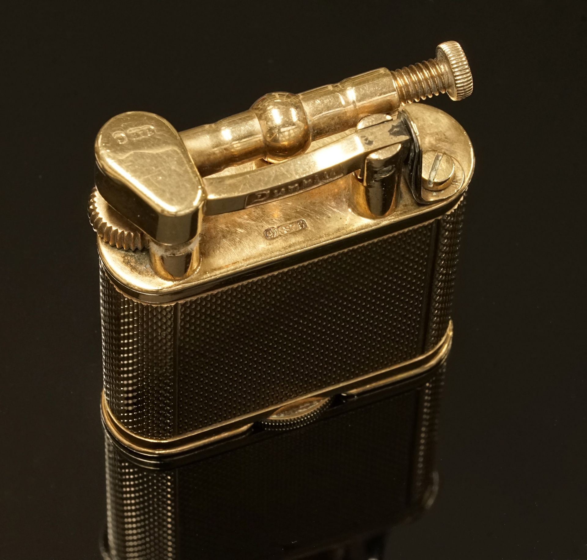 Null DUNHILL - 9k (375/°°) gold gasoline cylinder with guilloche decoration. Cir&hellip;