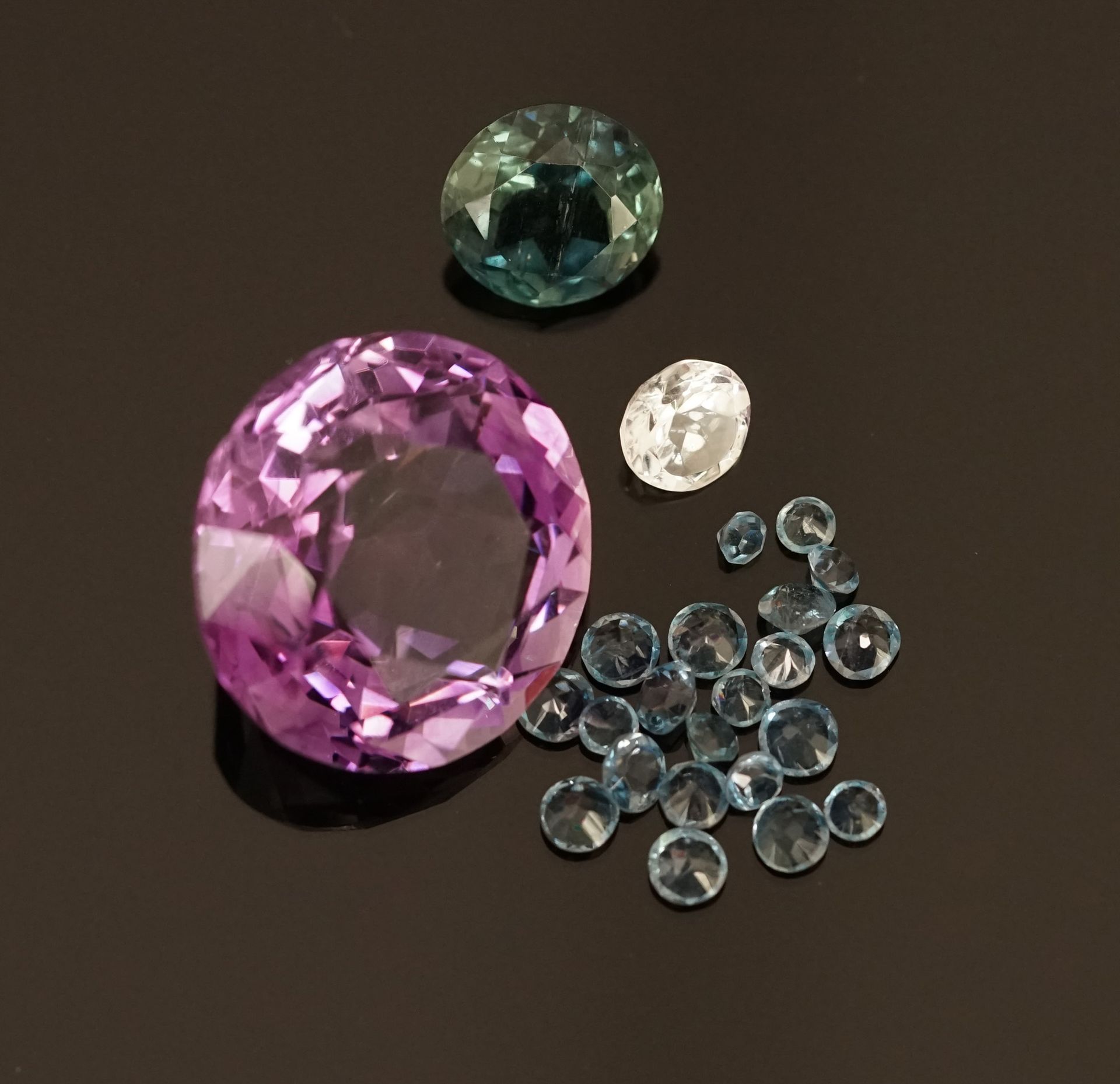 Null 由12.77克拉的海蓝宝石（圣玛丽亚型）、49.40克拉的紫水晶和1.61克拉的白石英组成的宝石拍品。