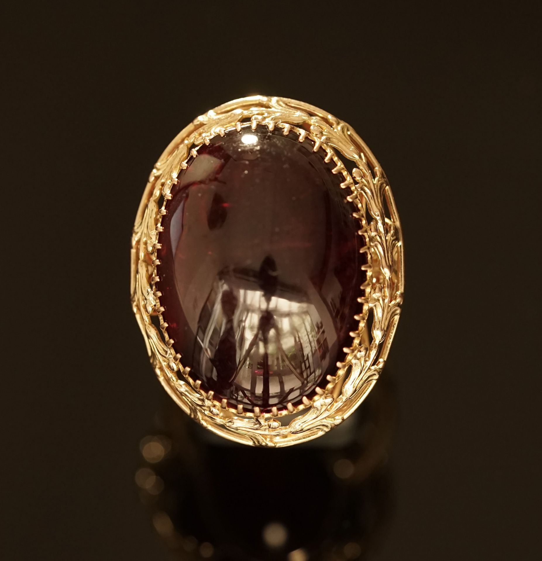 Null 古董18K(750/°)黄金戒指，以大型石榴石色的凸圆形玻璃为中心，镂空镶嵌棕榈树。TD: 55, PB: 10.7g