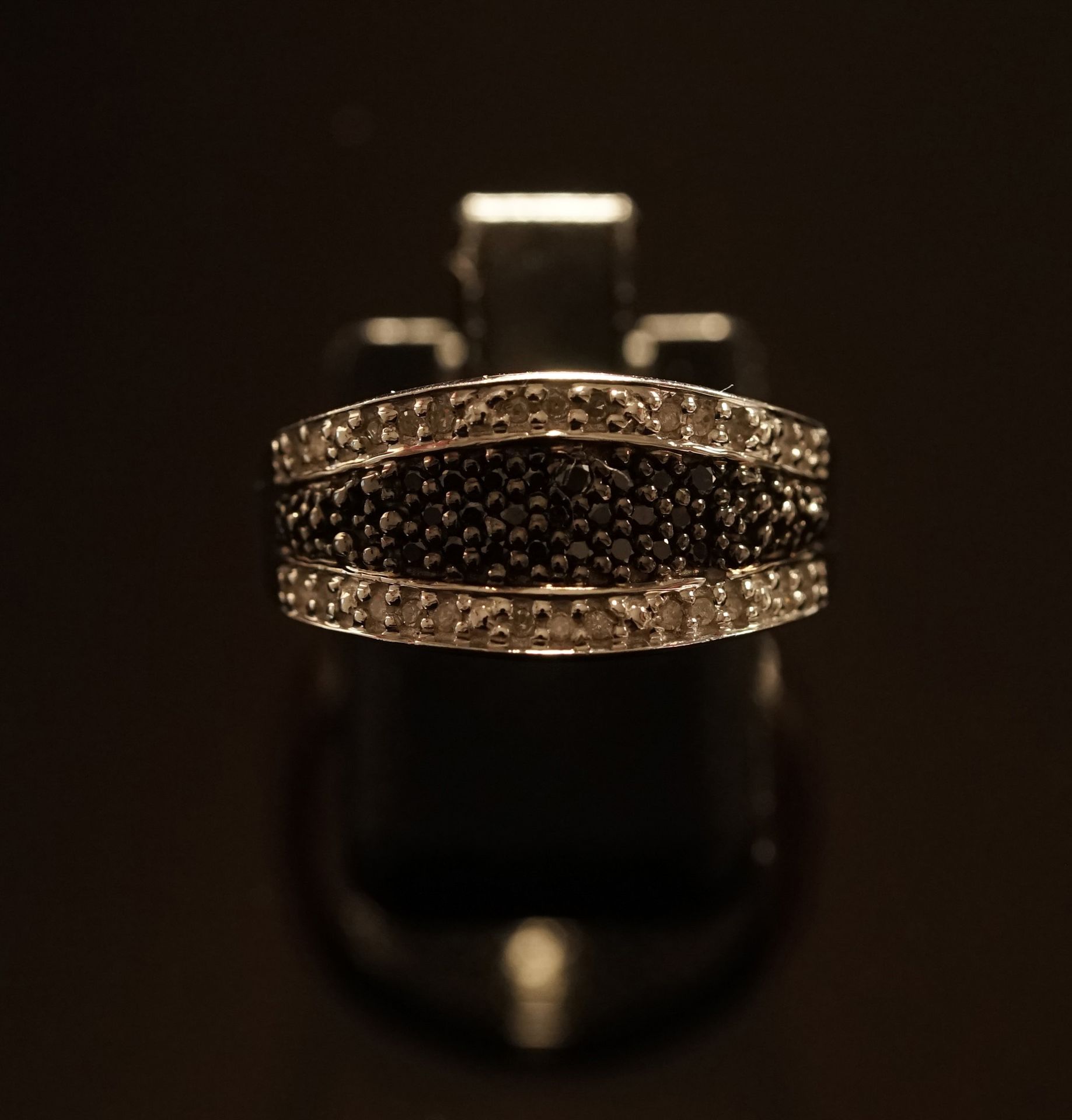 BAGUE "bandeau" en argent 925/°° sertie de petits diamants noirs et blancs en li&hellip;