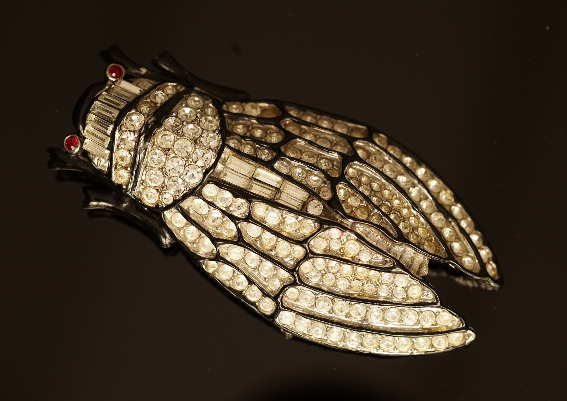 Null KENNETH J. LANE - 重要的装饰艺术风格的镀银、水钻和黑珐琅蝉胸针。签名。高：8.5厘米