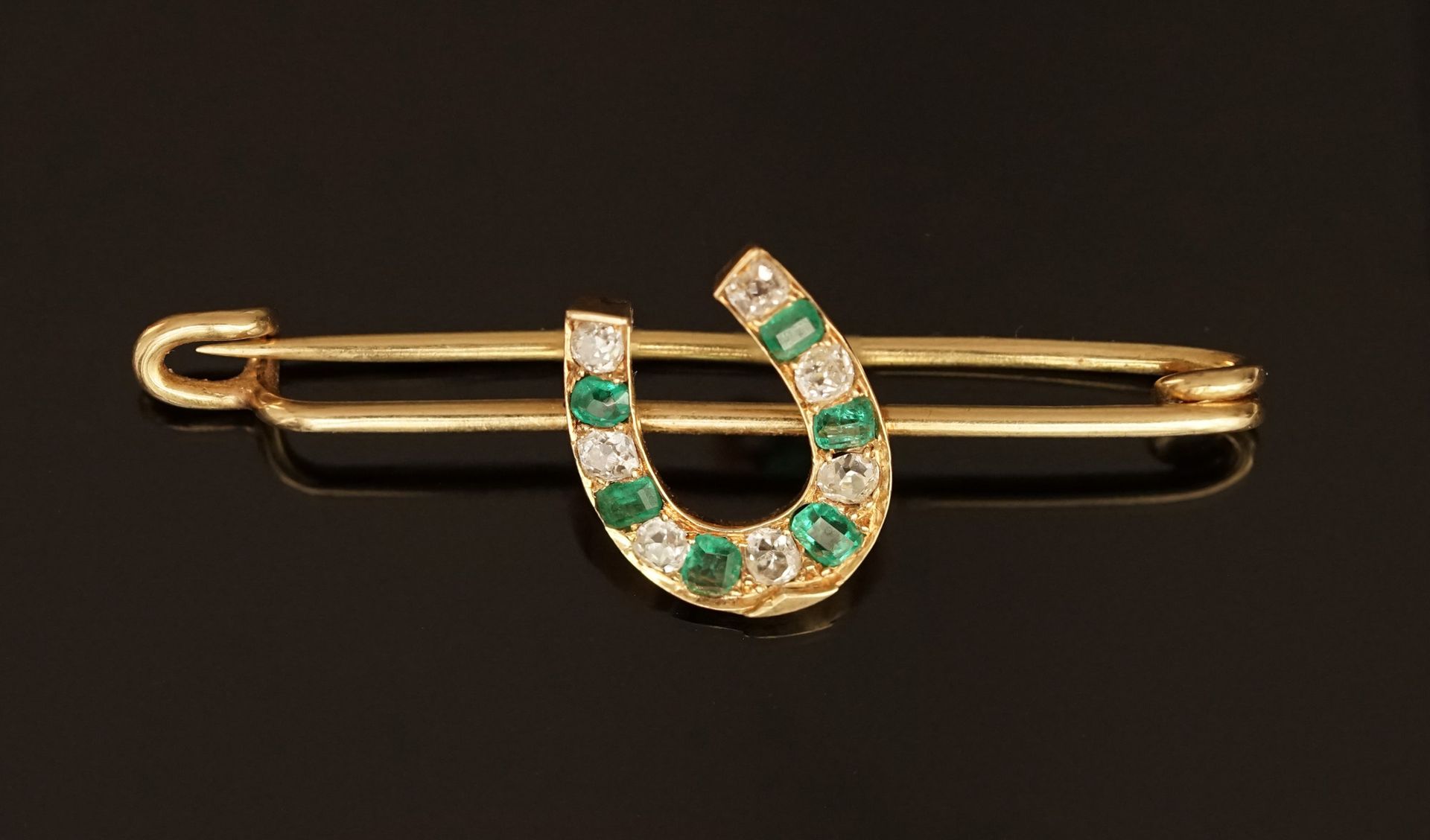 Null 18K(750/°)黄金马蹄形装饰戒指，交替镶嵌老式切割钻石和高品质祖母绿。长：5厘米，PB：1.36克