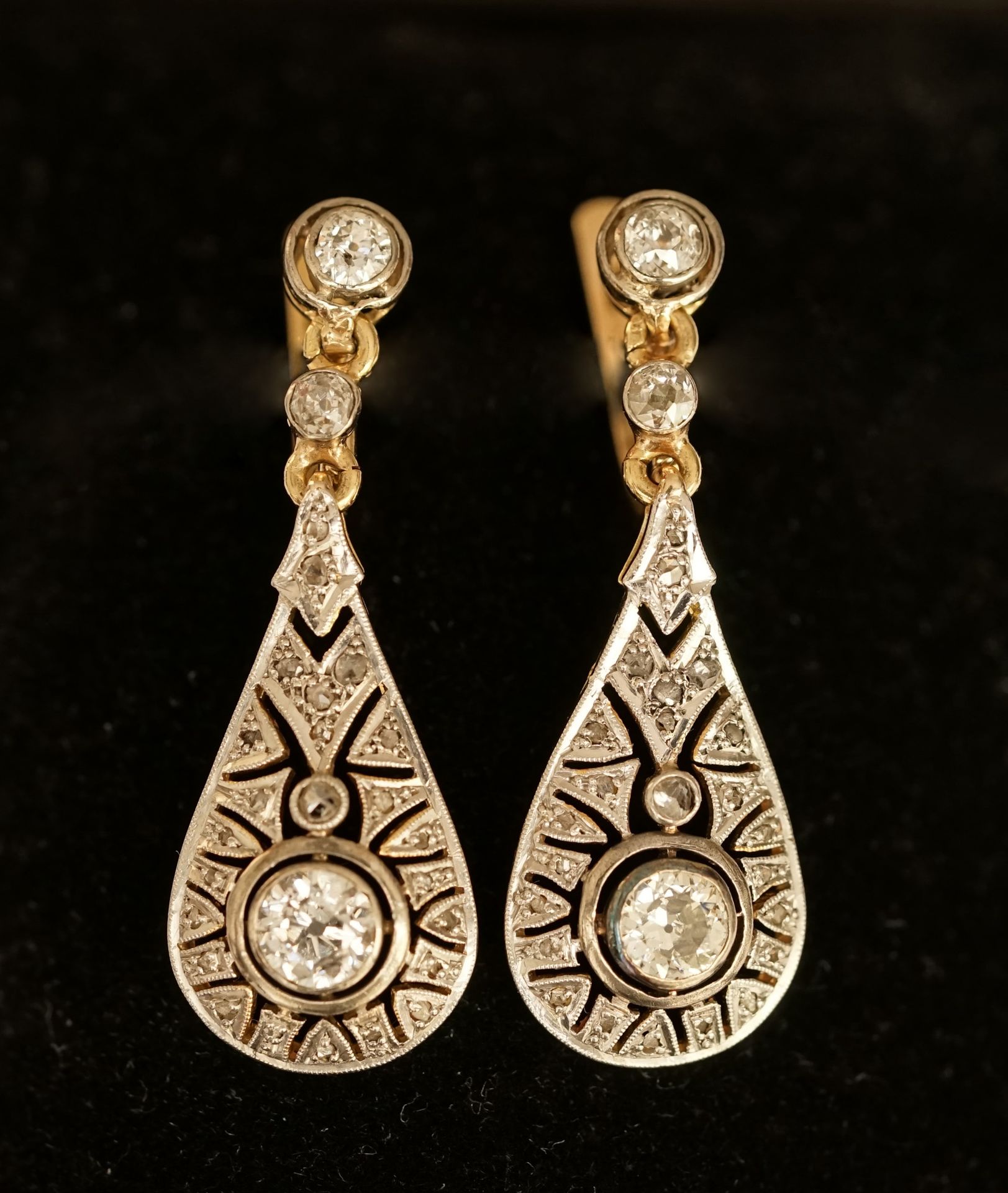 Null EARRINGS in 18K (750/°°) yellow gold, forming drops adorned with approximat&hellip;