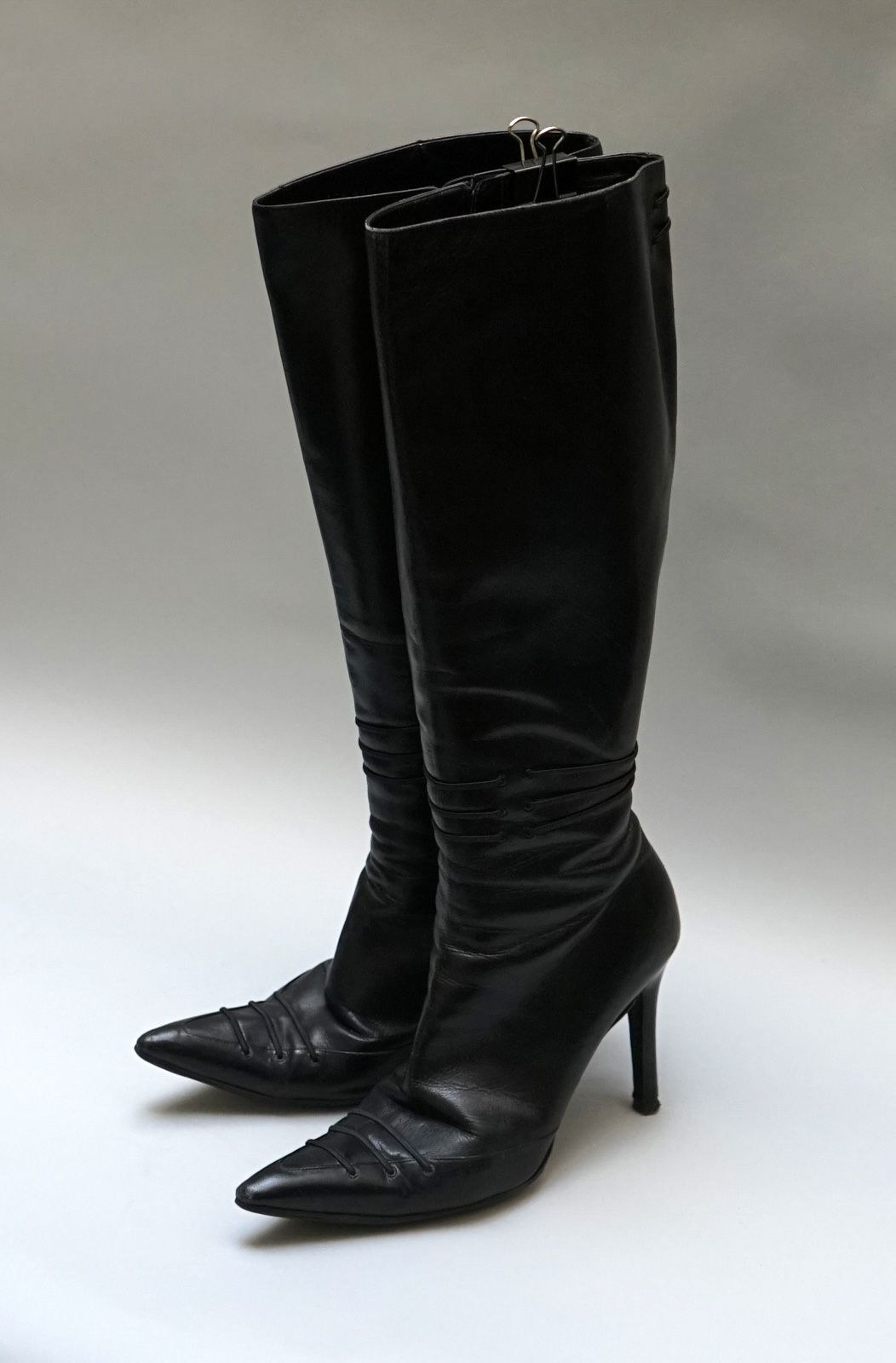 Null GUCCI - PAIR of black leather boots with heels. SIZE: 41C. Good condition