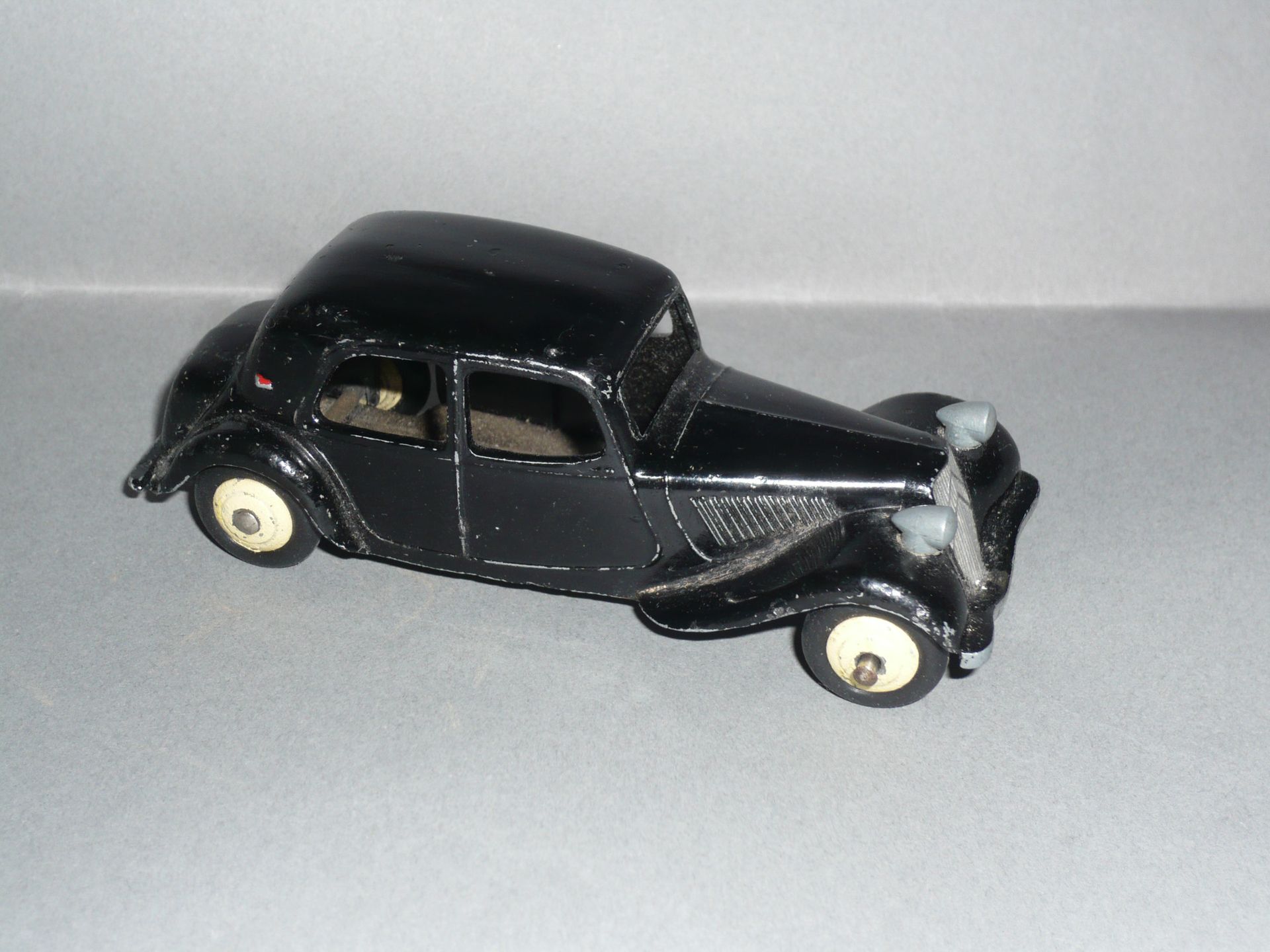 Null DINKY TOYS n°24N Citroën traction 11BL（后备箱）。状况良好