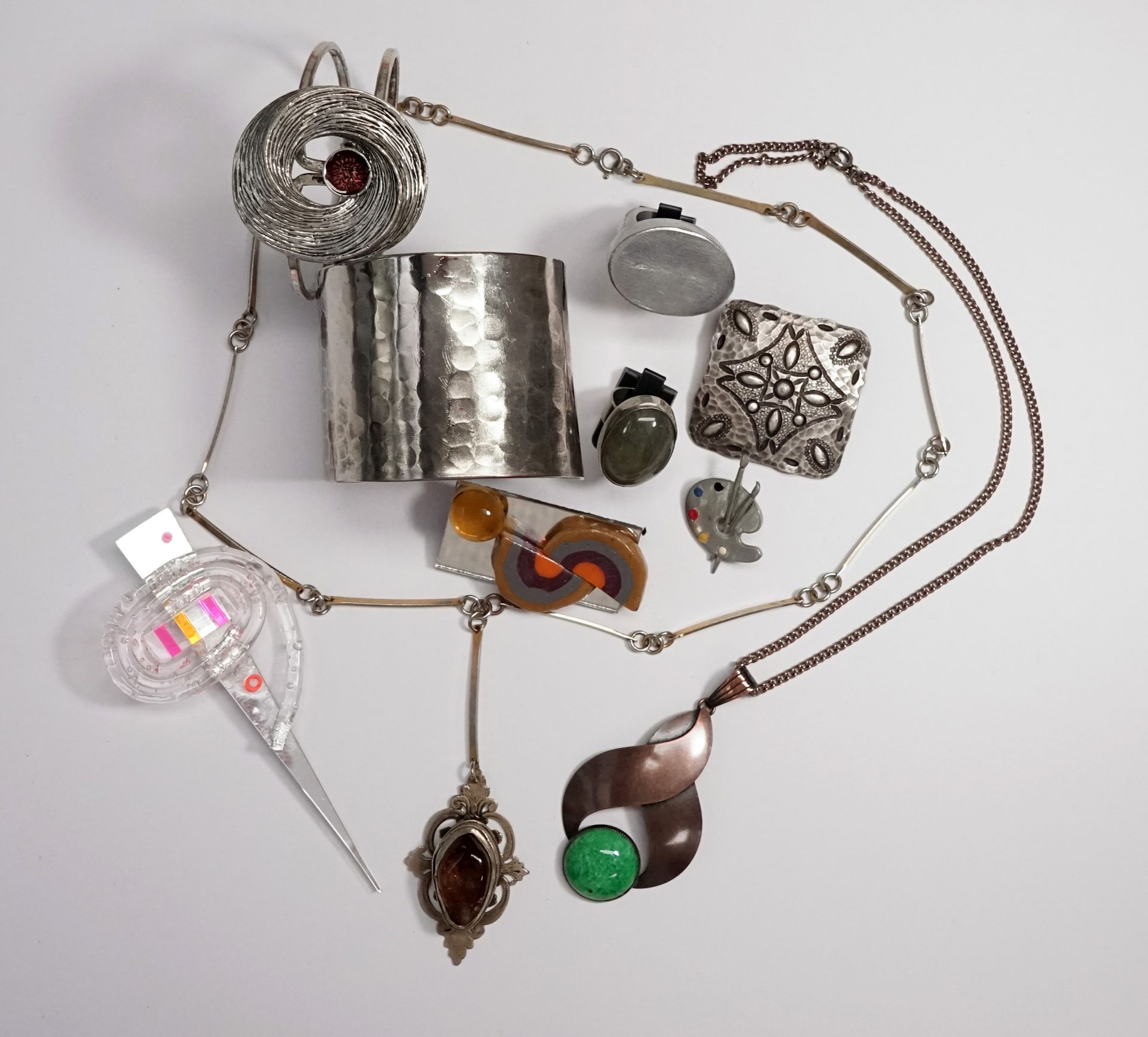 Null 一组现代主义金属和钢制珠宝，包括:
2个硬质手镯，2条项链，2个戒指和3个胸针。
