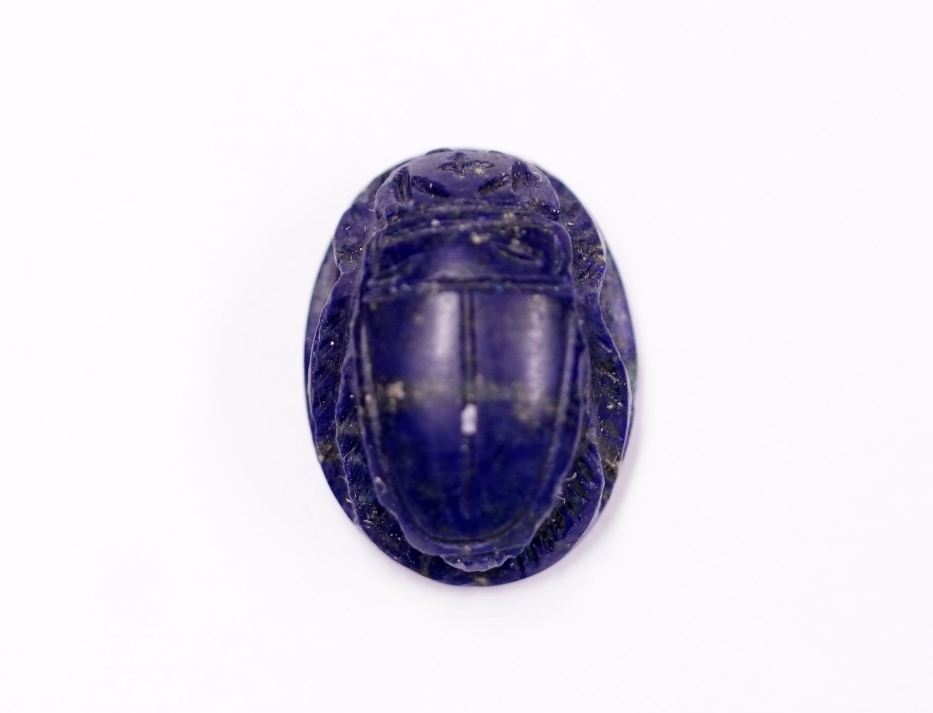 Null Scarabée en lapis lazuli. L: 1,5cm. Epoque indéterminée.