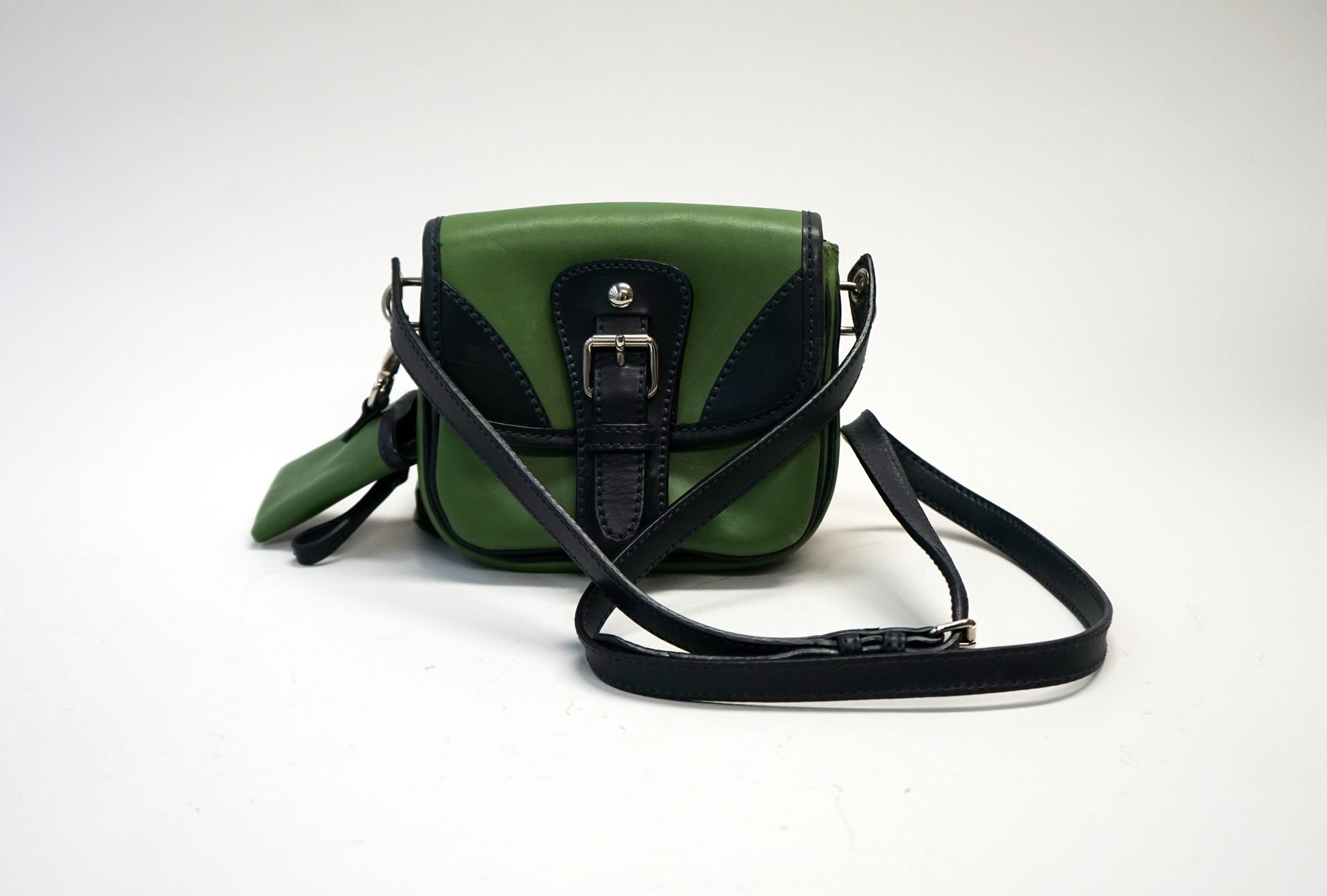Null MIU MIU - Mini borsetta in pelle liscia verde e nera. Fibbia argentata. Chi&hellip;