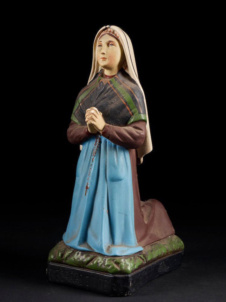 Null Statue dévotionnelle de femme en prière en céramique polychrome