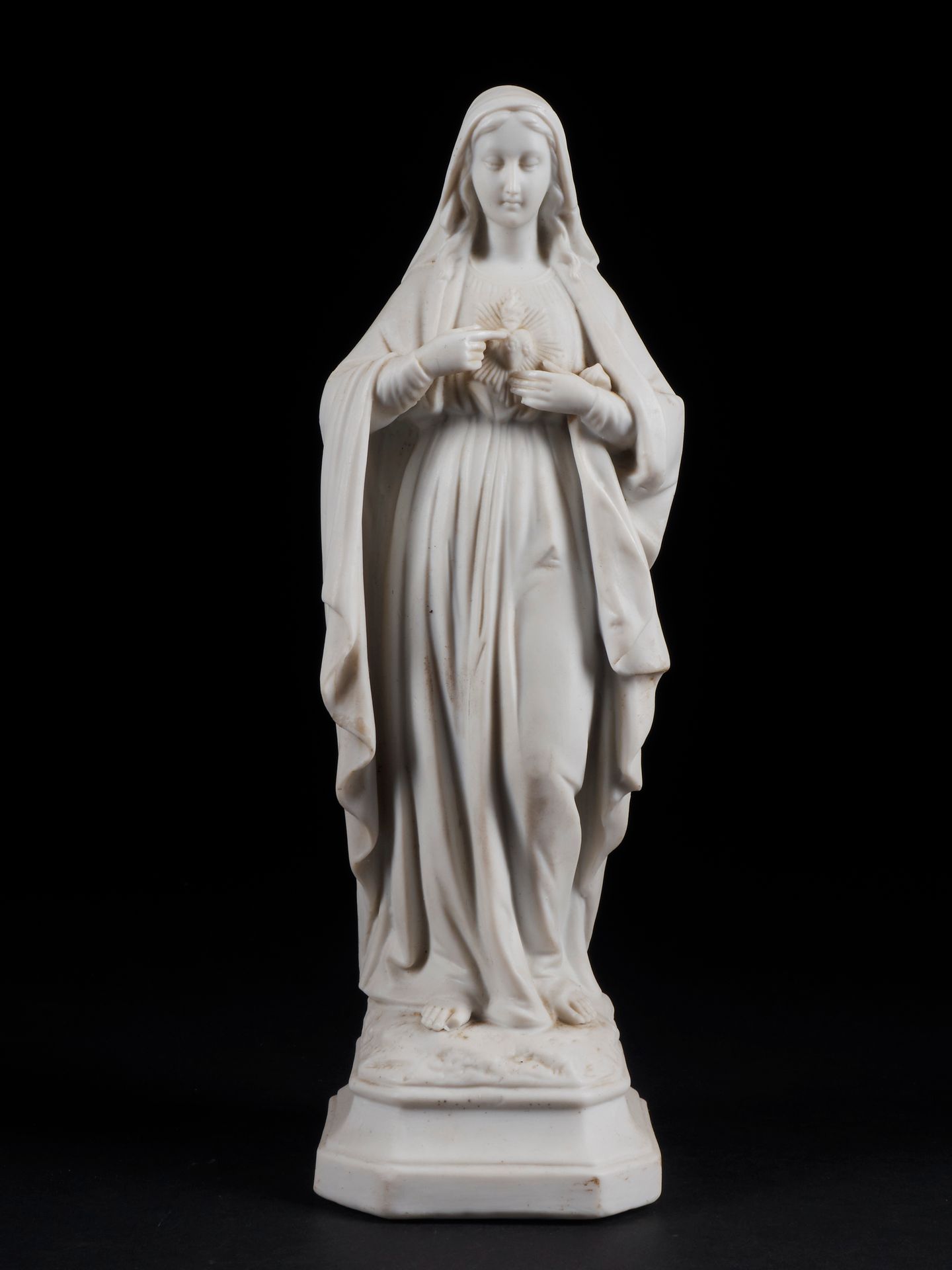 Null Elégante Statue von Marie aus Céramique. Religiöser Sammlungsgegenstand