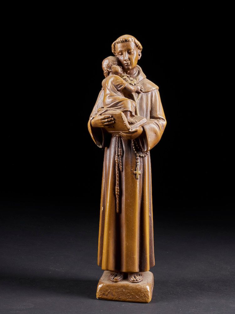 Null 天主教圣徒收藏的雕像，在圣经上画着基督的孩子。