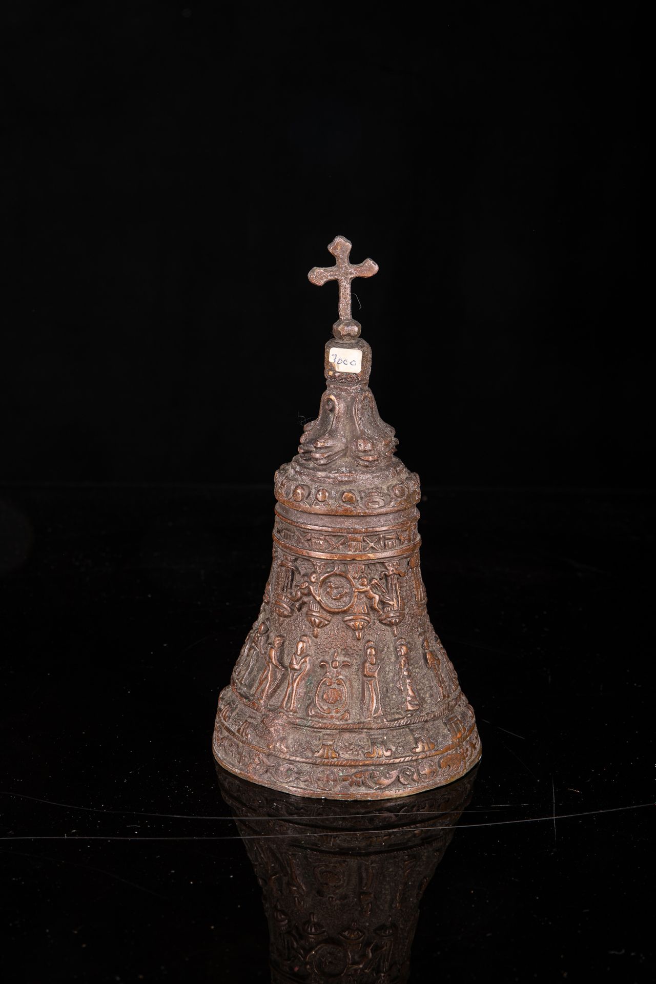 Null Cloche en bronze à décor religieux