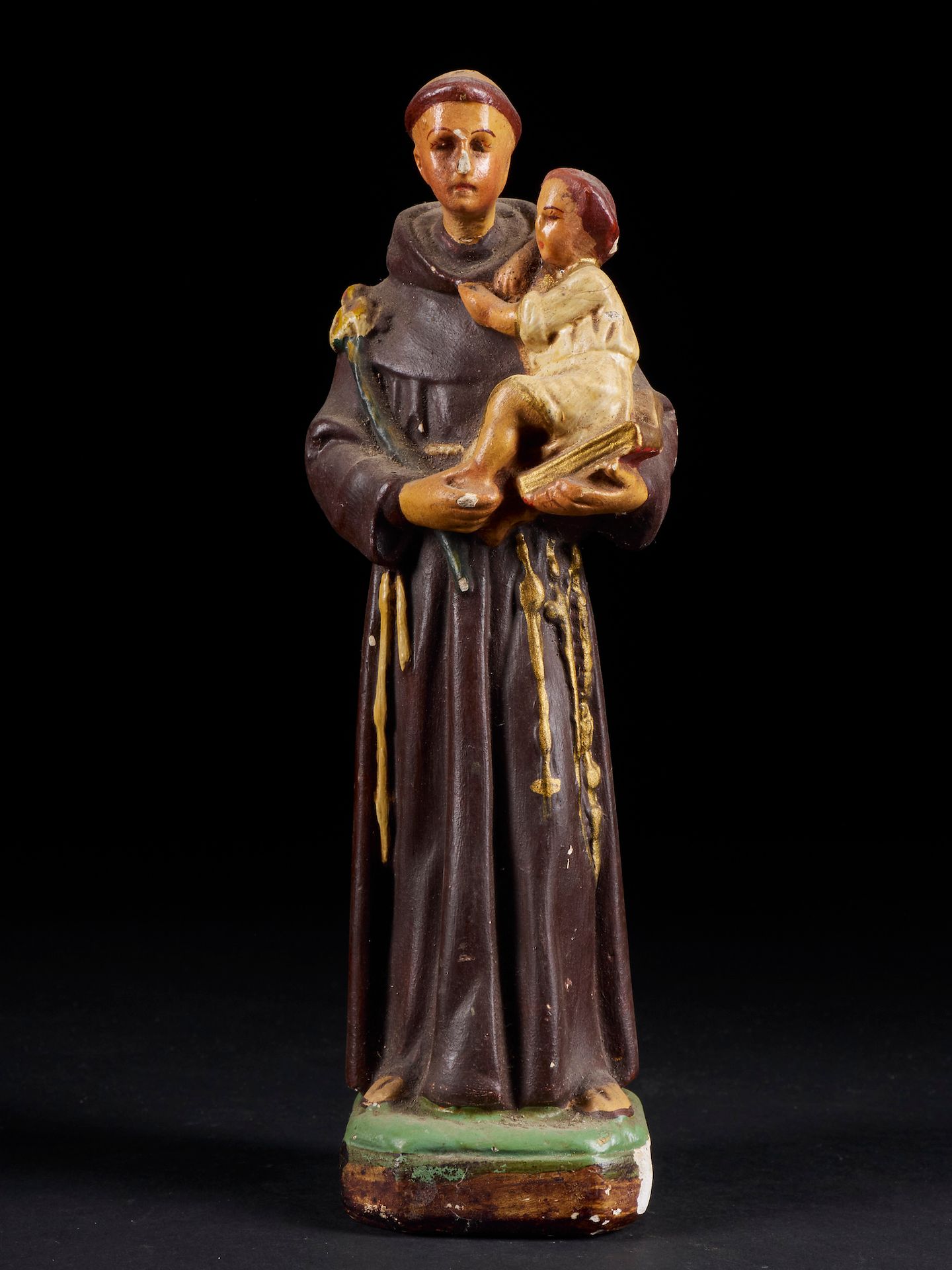 Null 圣弗朗索瓦收藏品的虔诚塑像，上面有圣经上的基督儿童