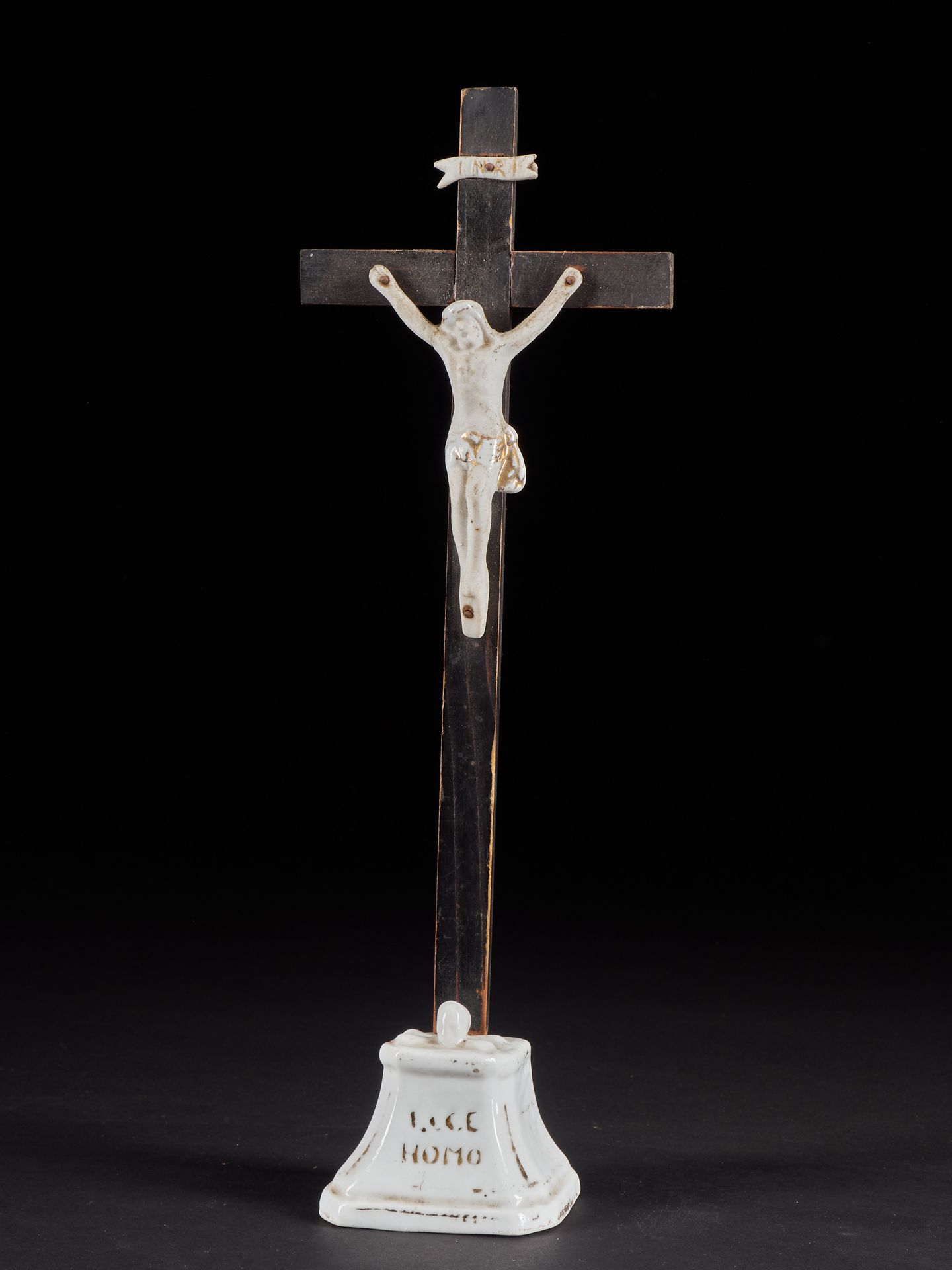 Null Crucifijo de una cruz sobre el pie, base en faïence y Jésus en faïence. Rep&hellip;