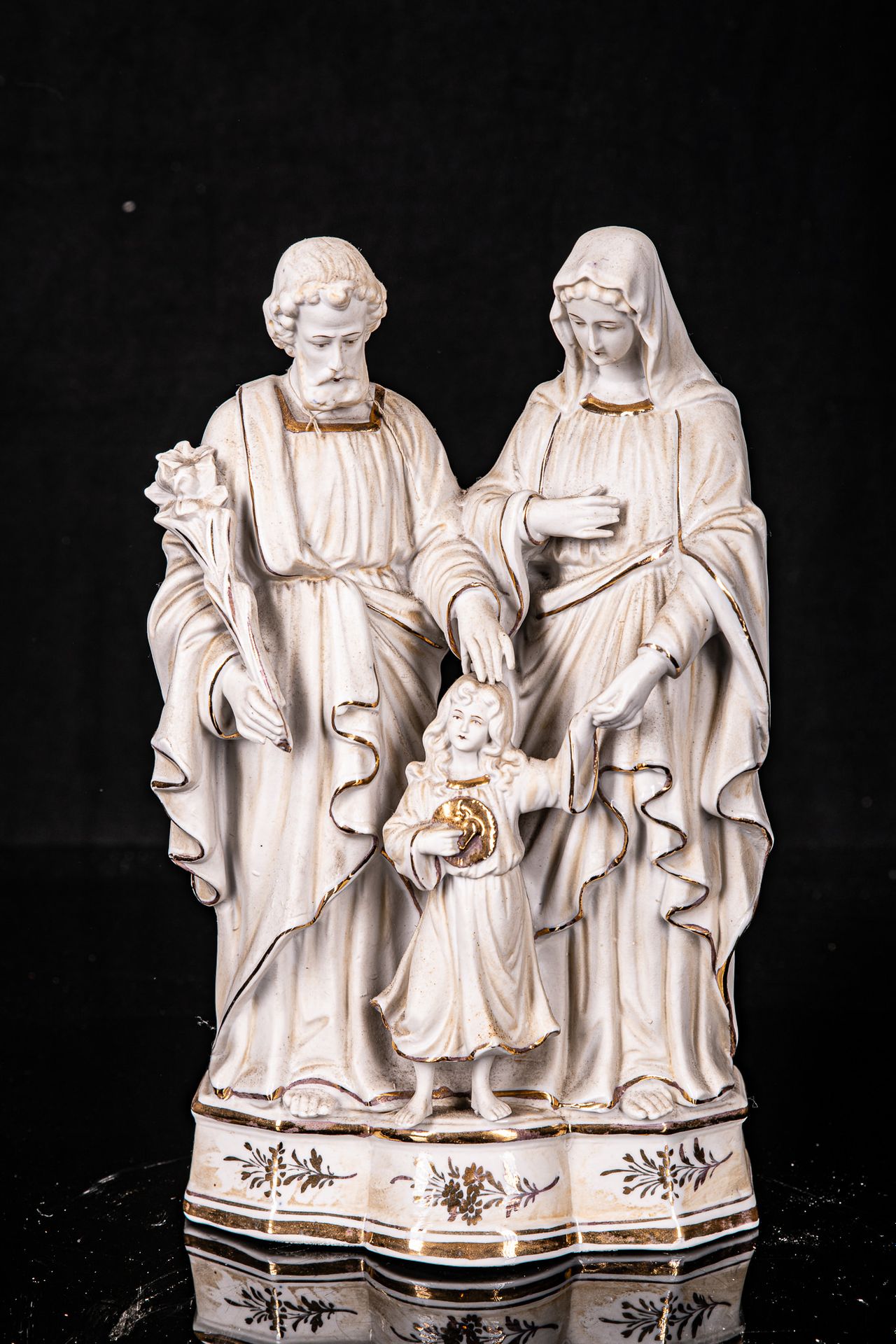 Null 玛丽-约瑟夫和耶稣的铜像，黑色的铜像，带有装饰的装饰物