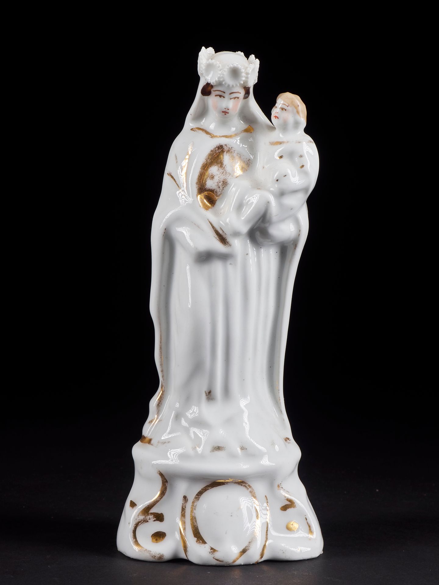 Null Charmante Statue aus Céramique, die Marie und ihr Kind repräsentiert.