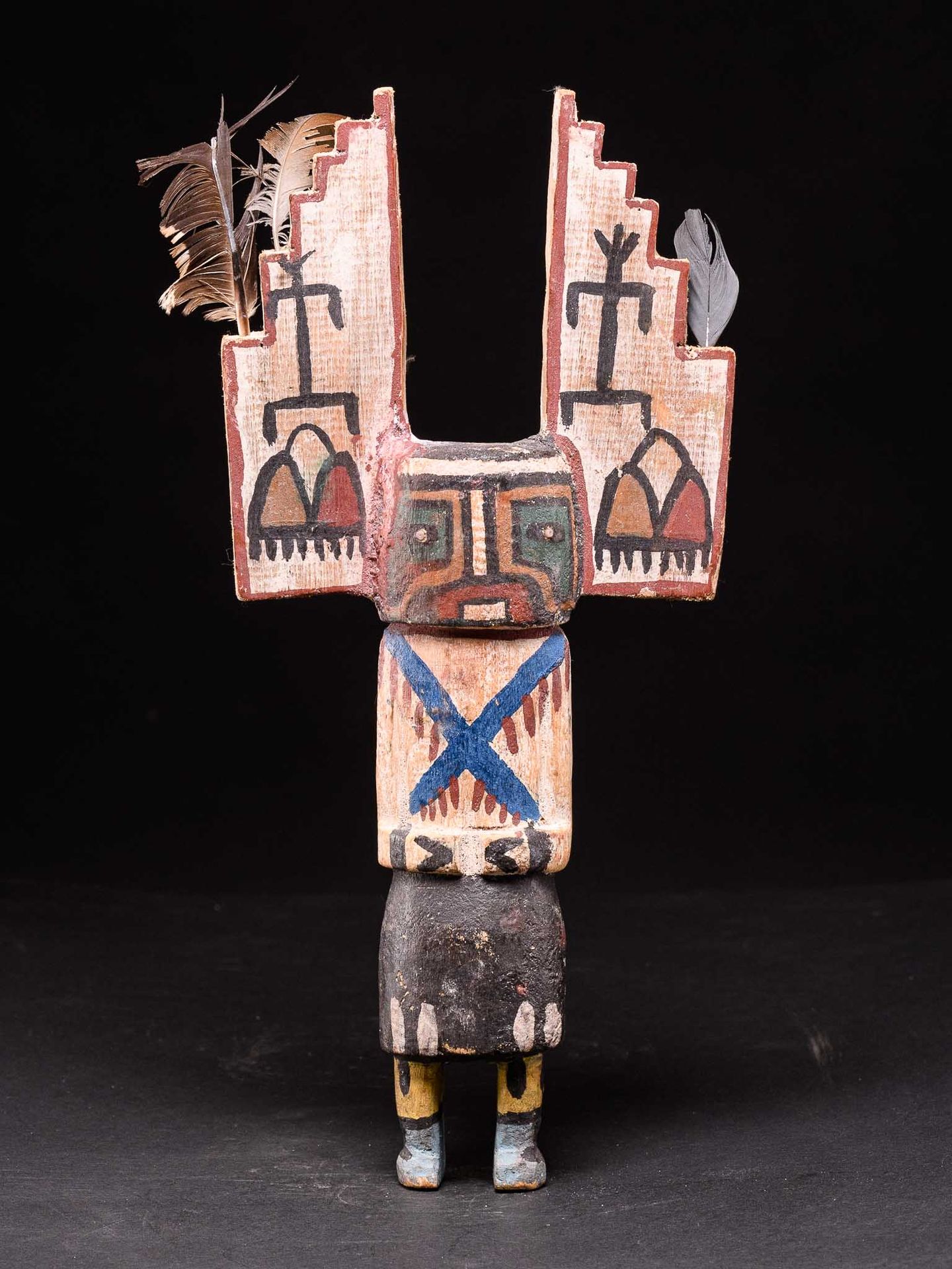 Peuple hopi 霍皮族风格的卡奇纳像，木头，羽毛，颜料 - （美国本土） - 39x18