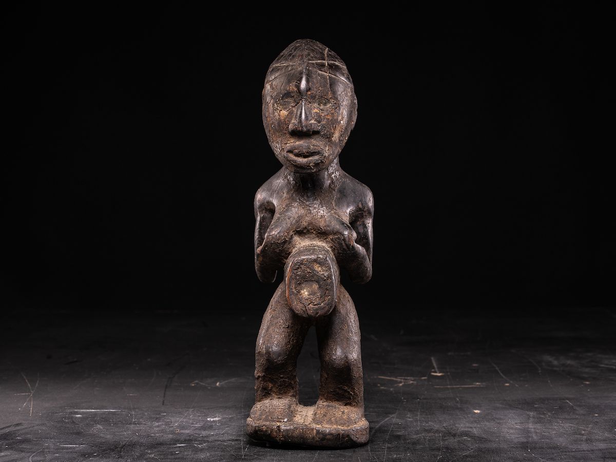 Peuple Kongo 金刚族，刚果民主共和国。女性雕像腹部的遗物，镜子的眼睛 - 20世纪中期