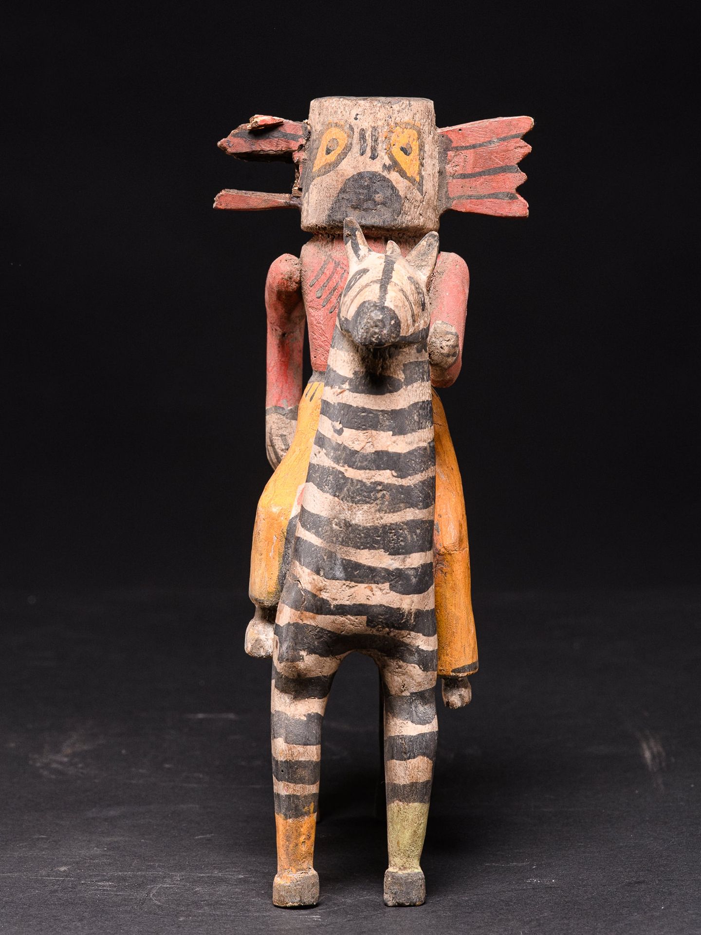 Peuple hopi Figure Kachina style hopi, wood, pigment - (Native America) - 27 x 2&hellip;