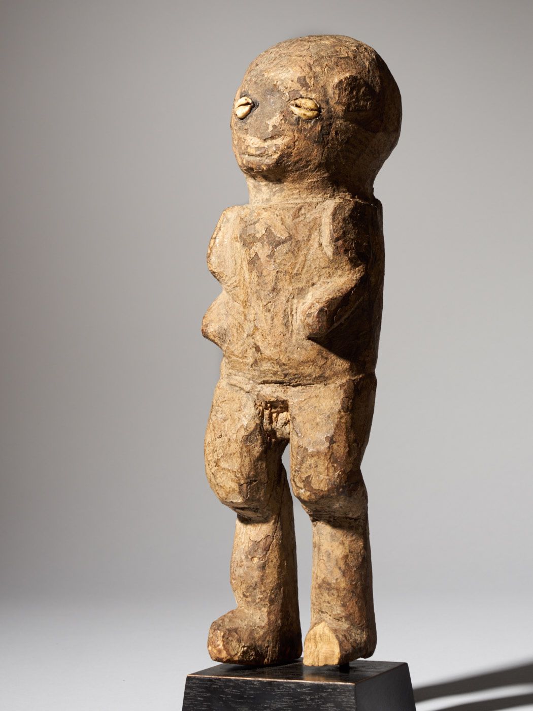 Peuple Fon Statue de pouvoir en bois avec des yeux de cauris, peuple Fon, Nigeri&hellip;