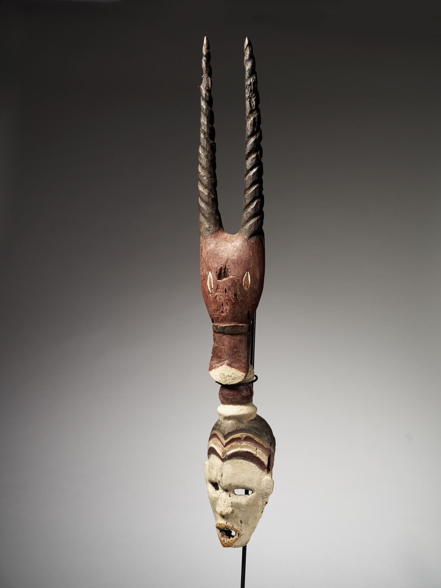 Null Nigerianische Tanzmaske mit Antilopenkopfschmuck, Nigeria - 72 x 11 x 8cm