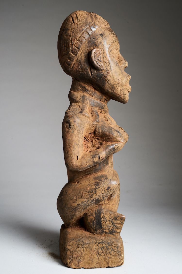 Kongo peuple "Phemba姿势的女性雕像，刚果（金）金刚族--一个以典型的Pfemba姿势坐着的木制女性形象。她用手捂住或握住两个乳房。该物品状况&hellip;