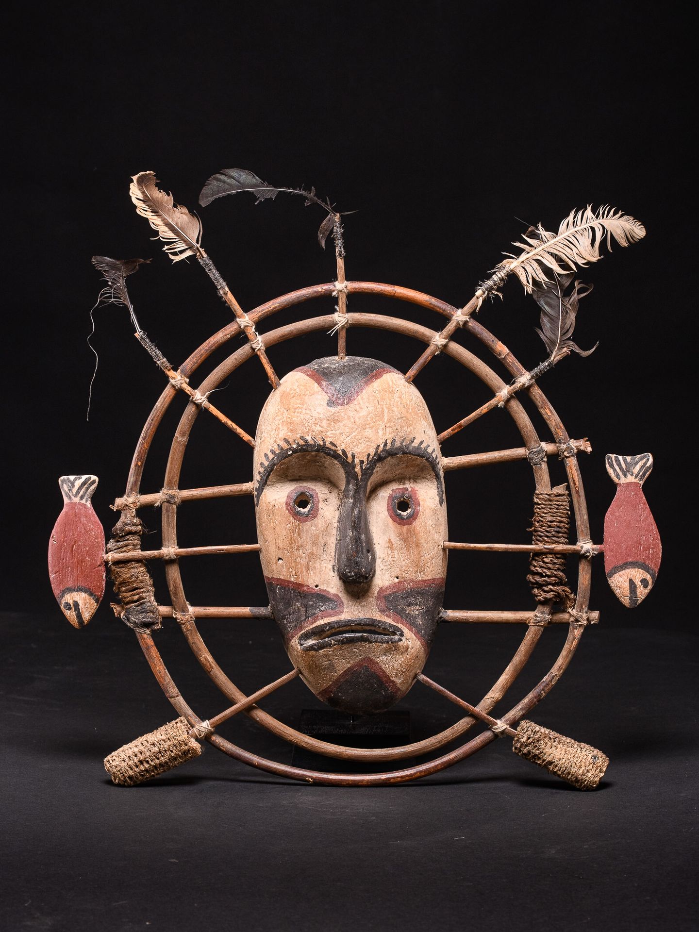 Peuple inuit 因纽特人面具，羽毛，木头，颜料 - （美洲印第安人） - 35x32cm
