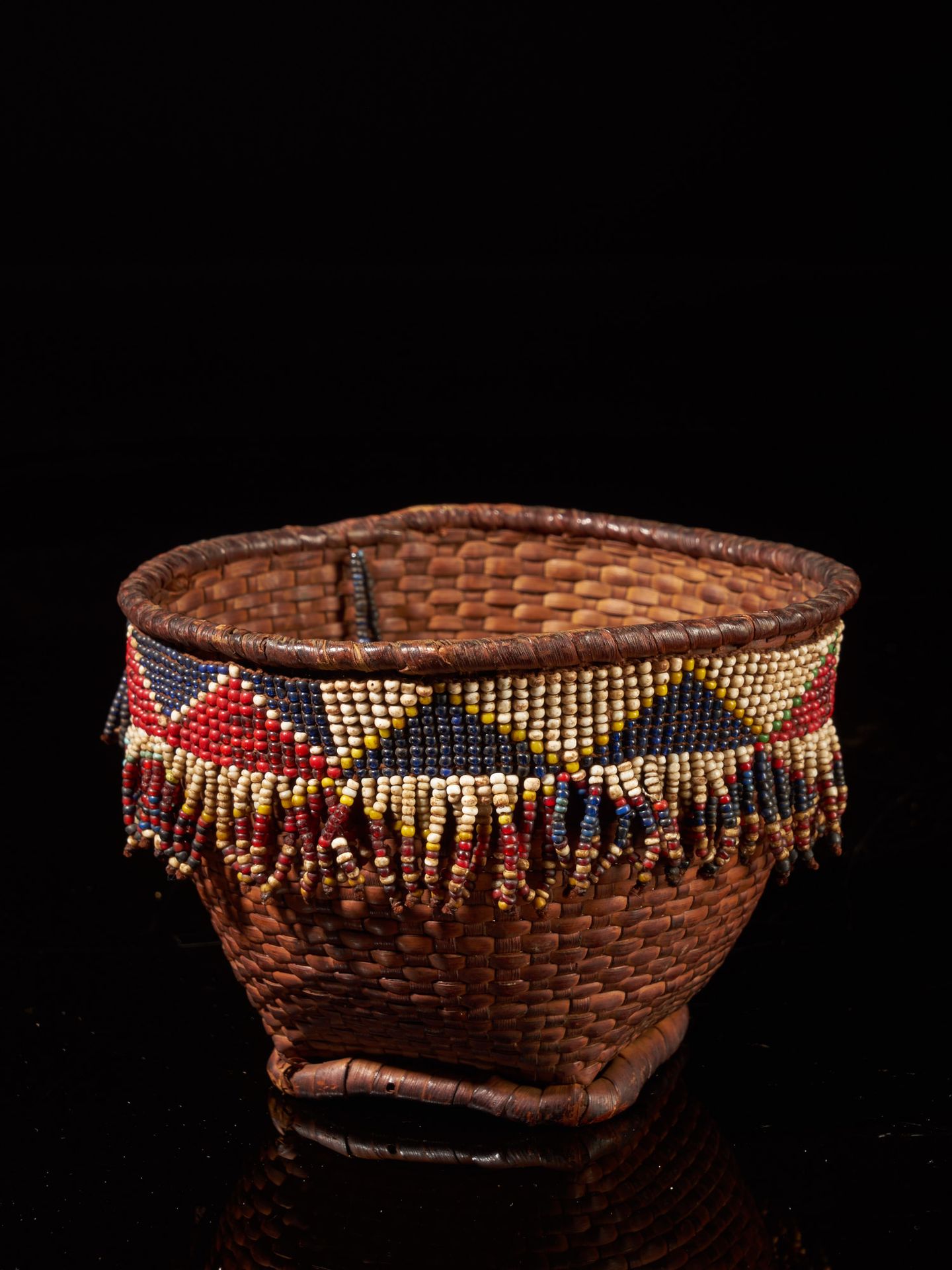 Null Panier avec décor de perles, peuple des Grasslands, Cameroun - 9 x 12 x 12 &hellip;