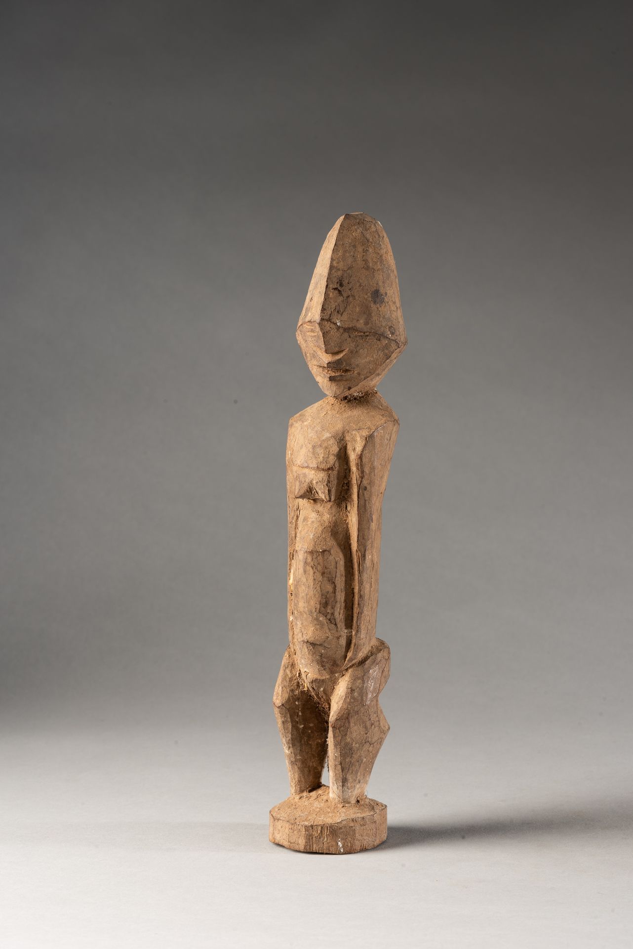People Gurunsi "加纳古伦西人的木制雕像--古伦西人制作的设计简单的木制雕像。该物品状况良好，没有明显的磨损痕迹。





原产地: 加纳


&hellip;