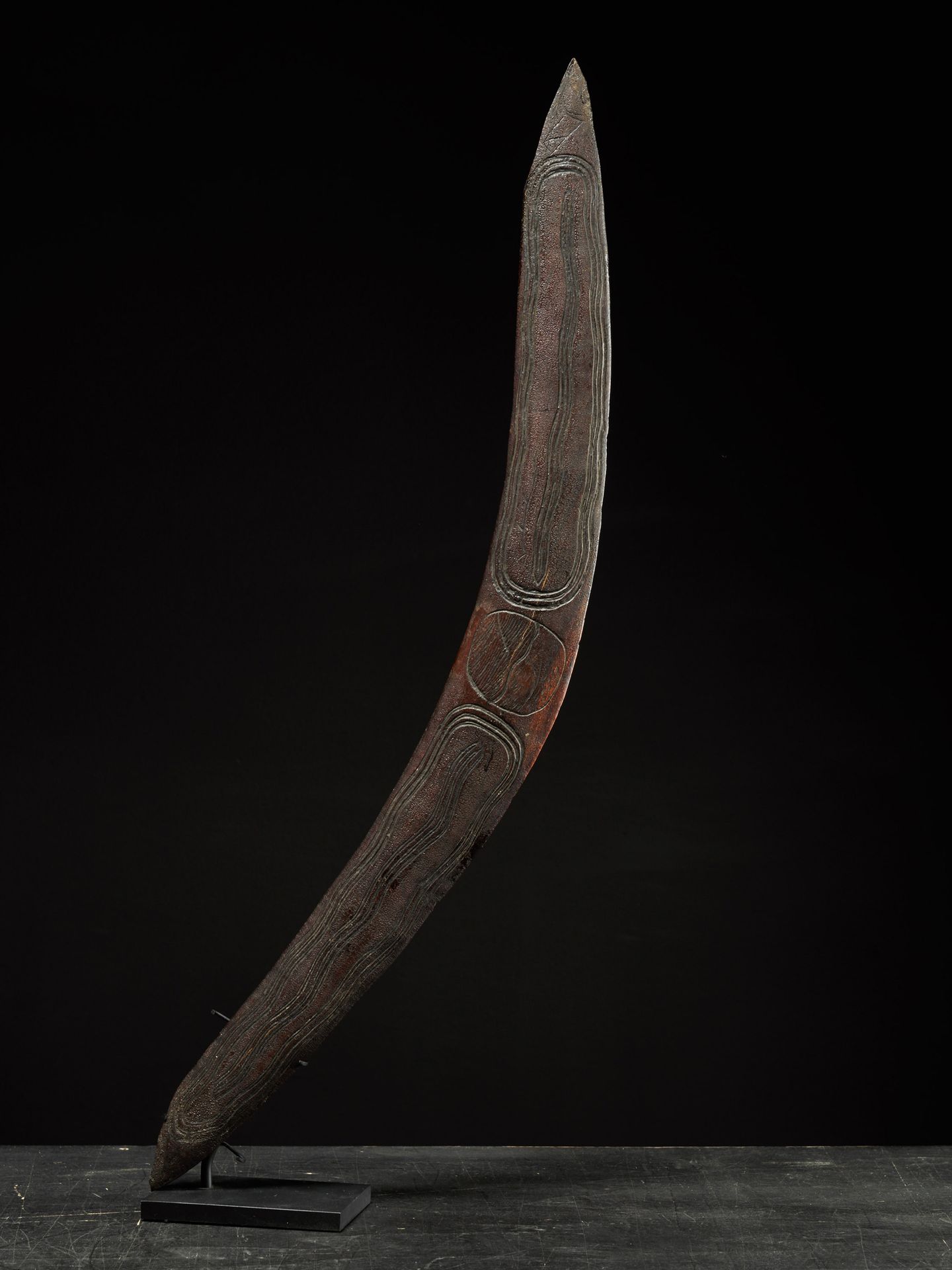 Null Boomerang aborigeno australiano con decorazione lineare intagliata e paesag&hellip;