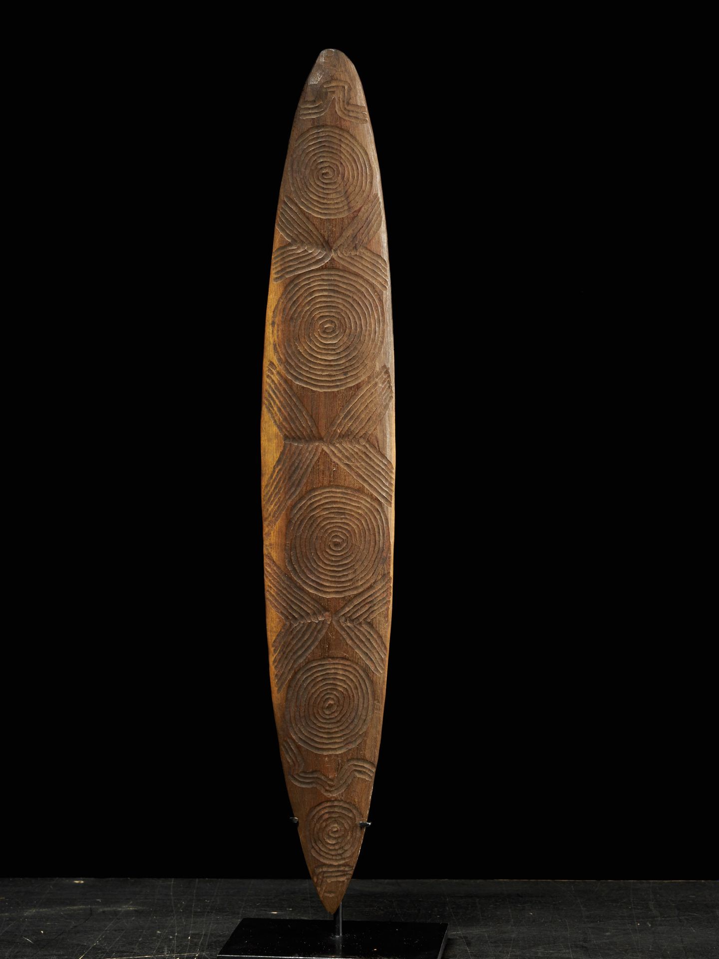 Null Peuple aborigène, Australie. Churinga décoré de cercles et de lignes ondulé&hellip;