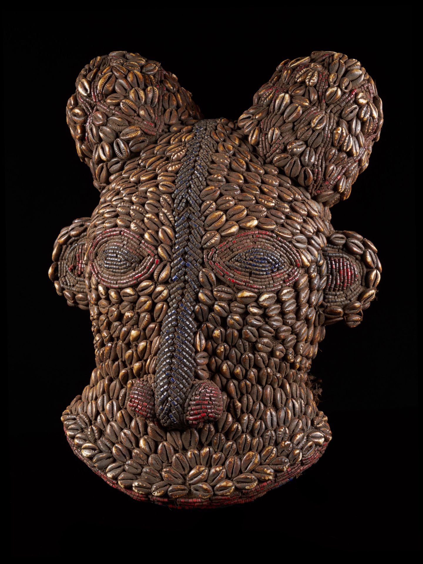 Null 带珠子的舞蹈团体面具，喀麦隆-拉姆，覆盖着考里斯-20世纪中期（42x30x17厘米）