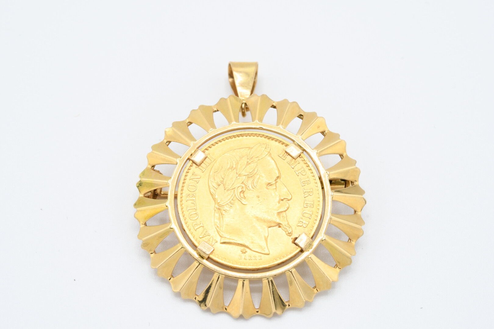 Null PENDENTIF en or jaune 18k, monté d'une monnaie de 20 francs or 1867 dans un&hellip;