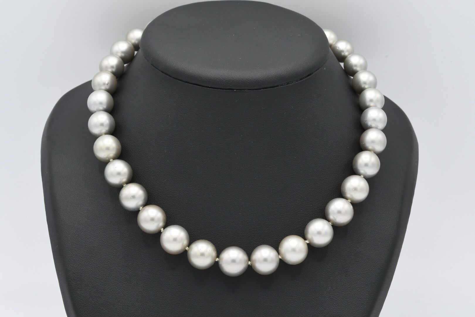 Null COLLIER de 32 perles de Tahiti (Diam. 10 à 13,5 mm), fermoir en or gris 18k&hellip;