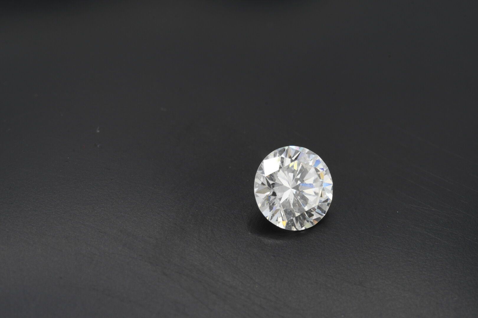 Null BAGUE en or gris 18k et platine 850 millièmes ornée au centre d'un diamant &hellip;