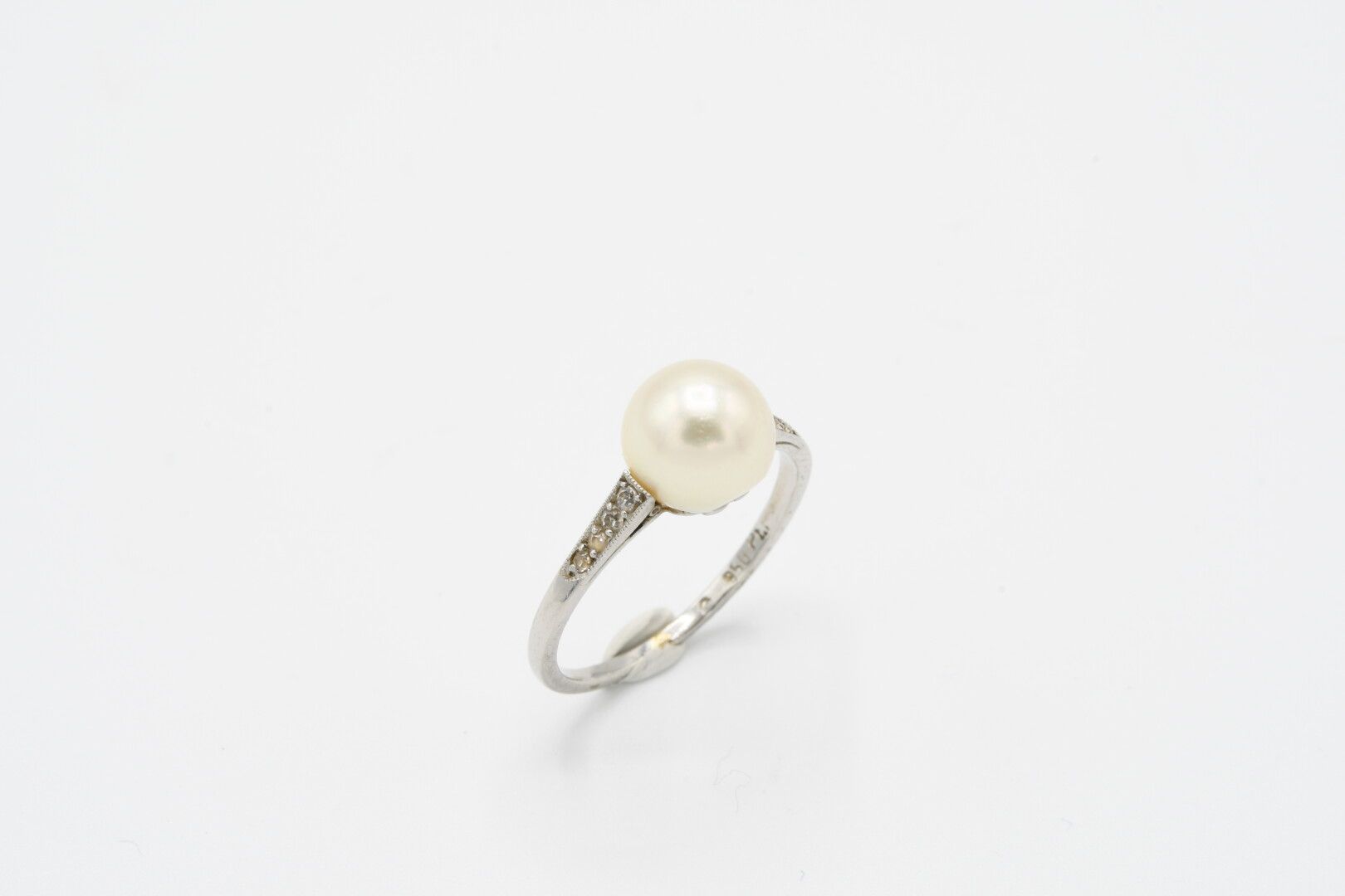 Null BAGUE en or gris 18k piquée d'une perle (Diam. 7,9 mm) épaulée de chaque cô&hellip;