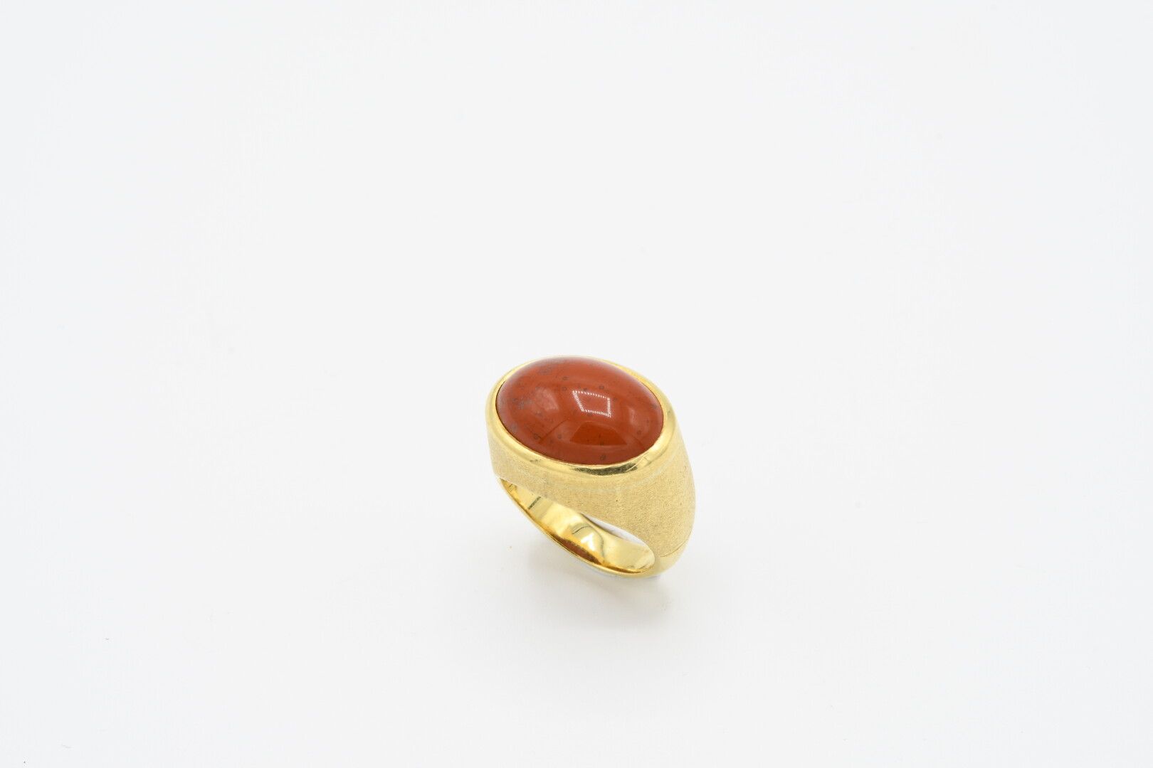 Null BAGUE en or jaune 18k, le chaton serti d'un jaspe rouge ovale cabochon. TD.&hellip;