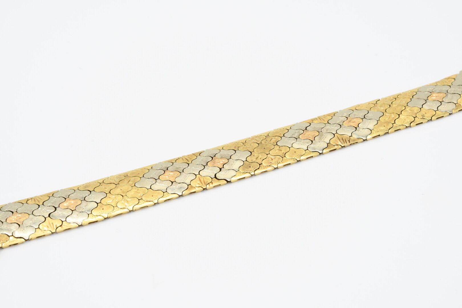 Null BRACELET aux trois ors 18k, mailles à motifs d'écailles gravées. Travail ét&hellip;