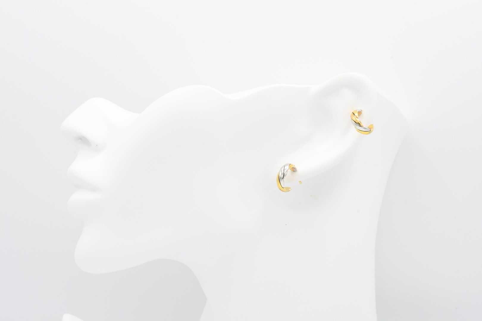 Null BOUCLES d'OREILLES (paire de) aux trois ors 18k torsadés. Diam. 0,9 cm - Po&hellip;