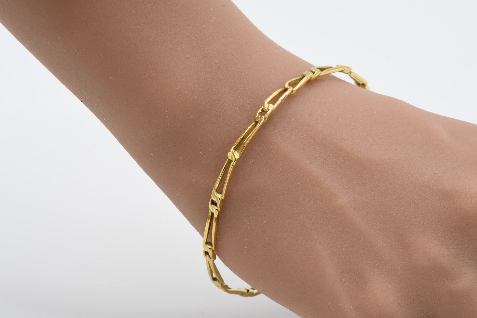 Null BRACELET rigide or jaune 18k à mailles gourmettes. Diam int. 7 cm - Poids :&hellip;