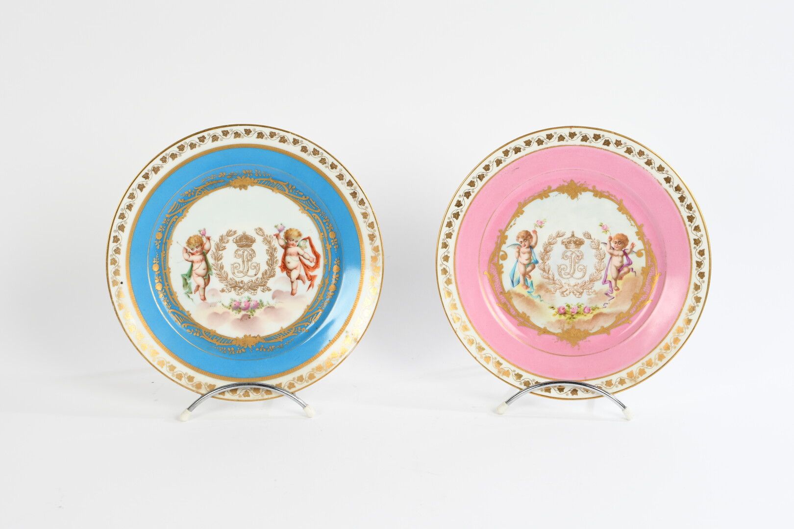 Null SEVRES, XIXème siècle. Paire d'assiettes en porcelaine, chiffres de Louis-P&hellip;