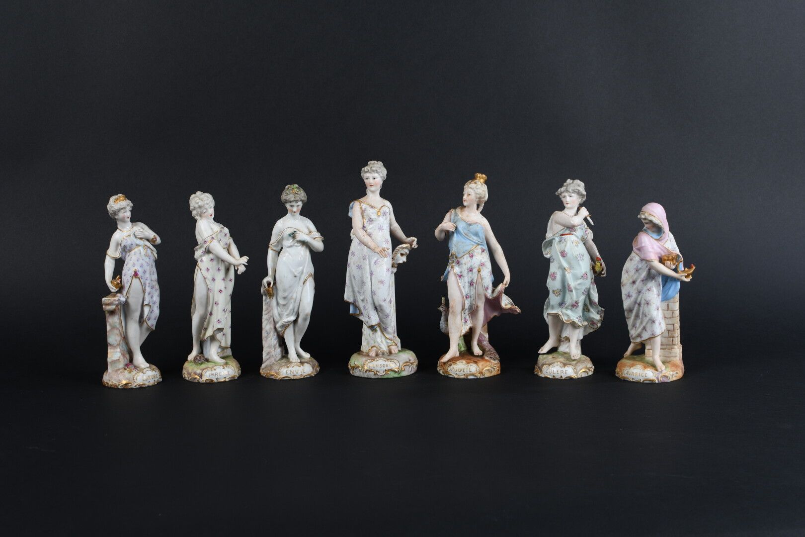 Null PARIS, vers 1900. Suite de sept statuettes en porcelaine polychrome à sujet&hellip;