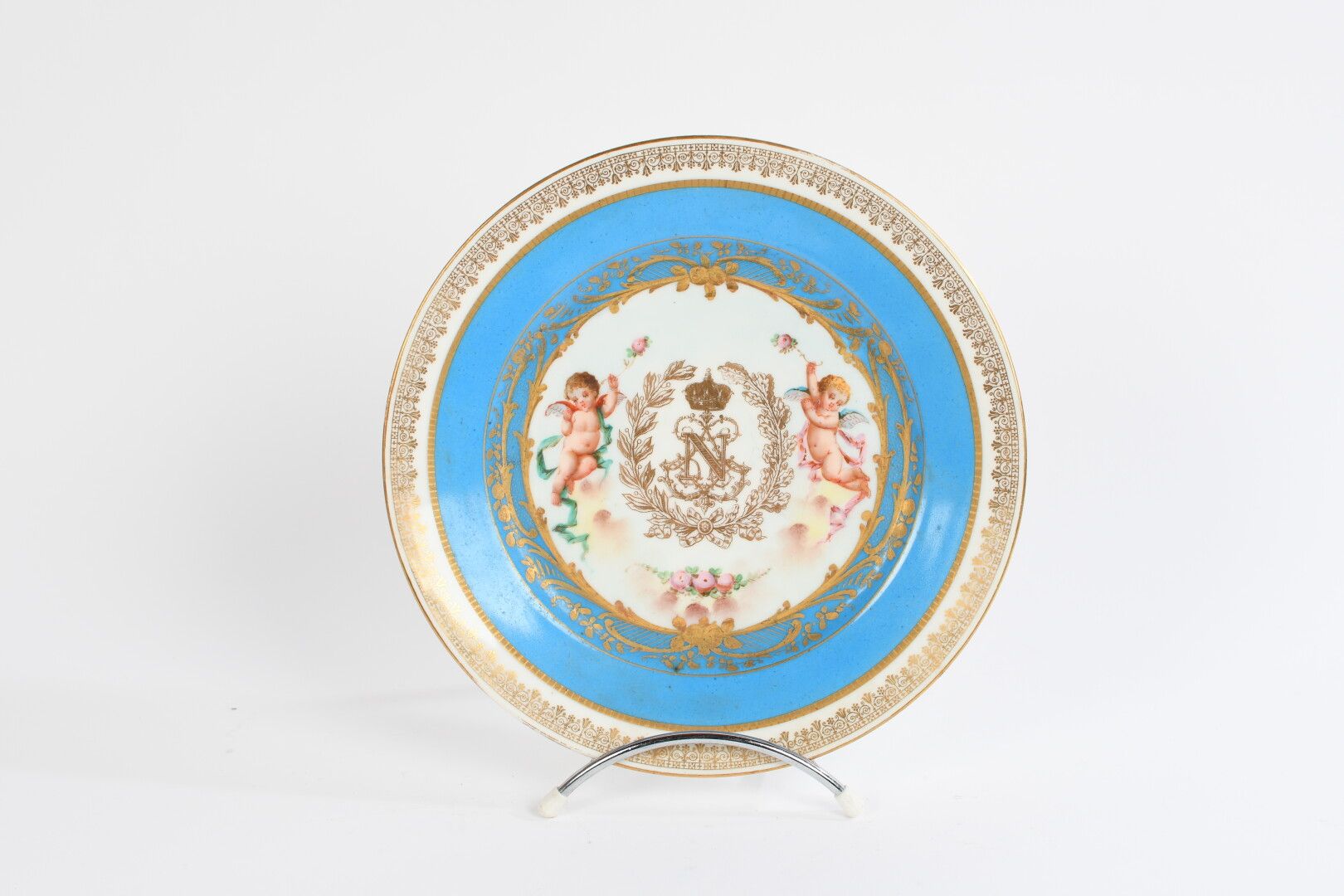 Null SEVRES, XIXème siècle. Assiette en porcelaine aux chiffres de Napoléon III &hellip;