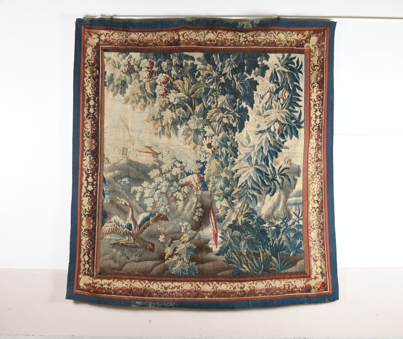 Null AUBUSSON, XVIIIème siècle. TAPISSERIE (petite) à sujet de perroquet, échass&hellip;