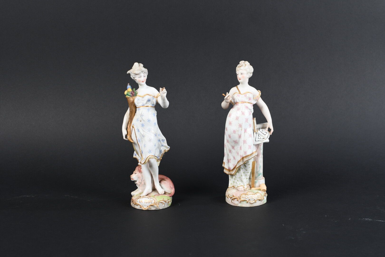 Null PARIS vers 1900 - Deux statuettes en porcelaine polychrome "La terre" et "L&hellip;