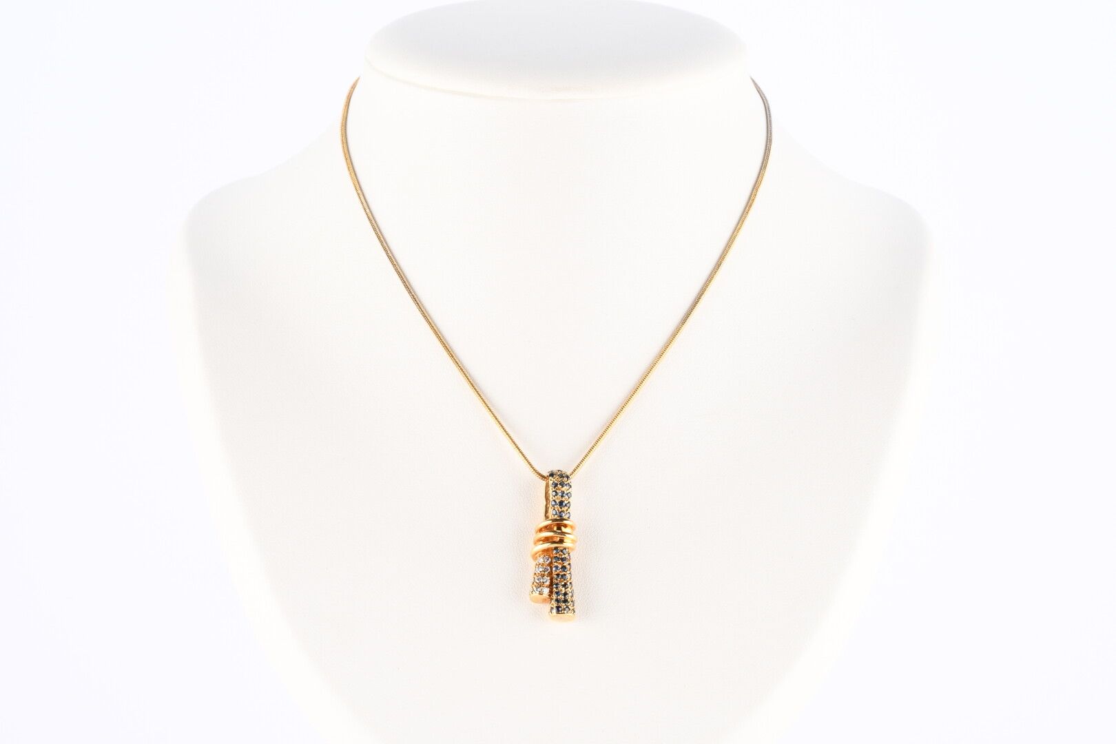 Yellow gold 750 pendant and chain with a knotted design … | Drouot.com