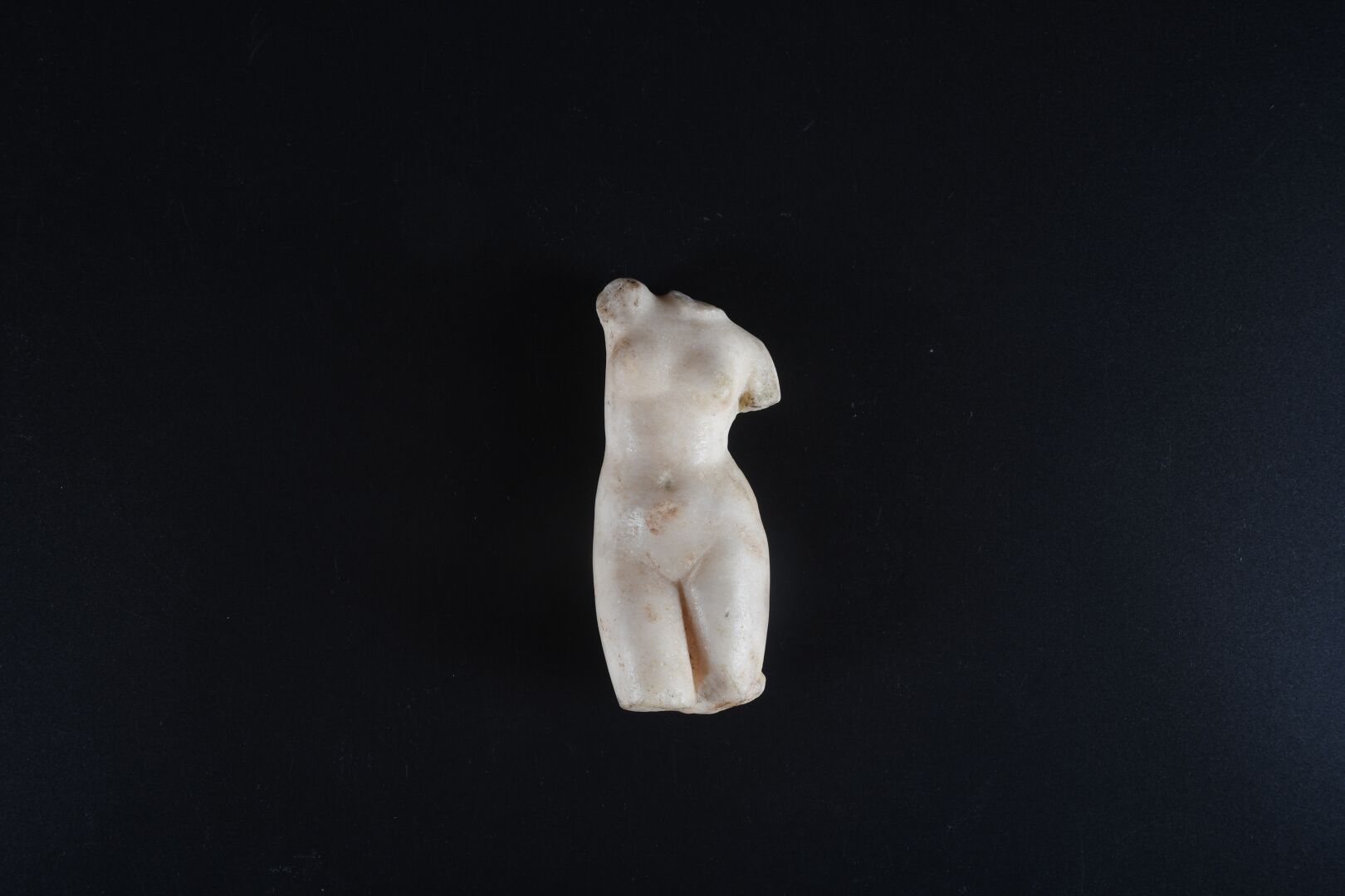 Null 阿普罗迪-阿纳迪门尼。大理石雕像的躯干，代表着希腊时期著名的裸体女神雕像，她从水里出来，扭动着头发，把它弄干。在她的右肩后面，可以看到一条辫子的末端。&hellip;