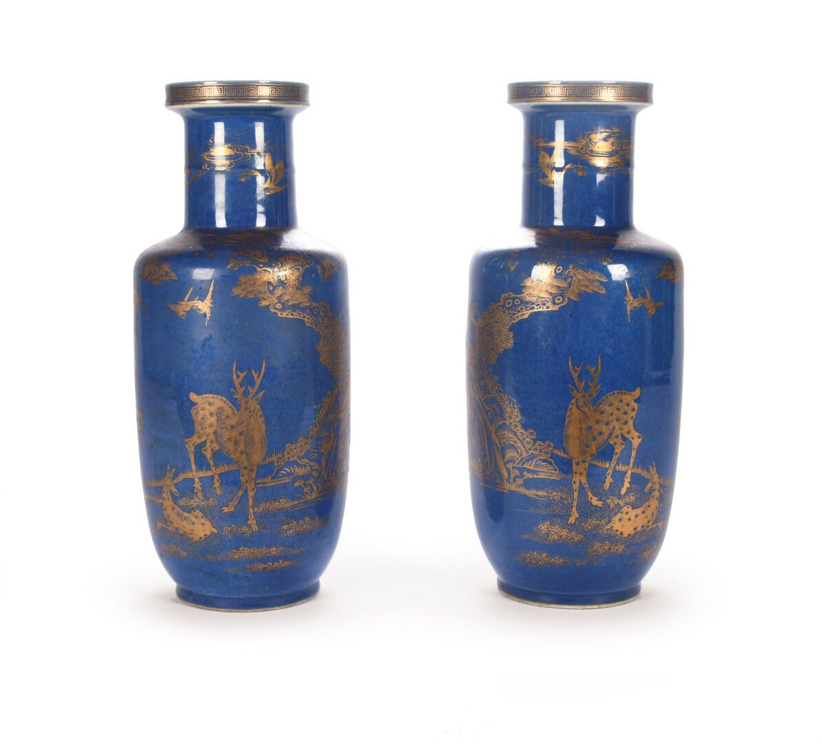 Null 中国 - 约1900年
一对粉青色珐琅彩瓷卷轴花瓶，用金色珐琅彩装饰着松树下的鹿。颈部装饰有雷文浮雕。背面有景德镇天柱堂的标记。高45.5厘米
出处：&hellip;