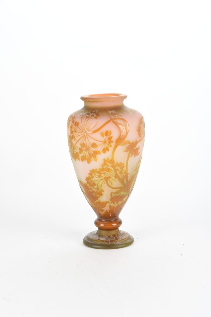 Null GALLE.一个大型的酸蚀多层玻璃花瓶，在淡粉色的背景上装饰着棕色的赭石猪笼草。已签名。高35厘米
